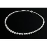 Verlaufendes Platin Collier in schlichter Façon mit Brillanten (zus. ca. 32,45ct/P1-2/W(H) und 1xC