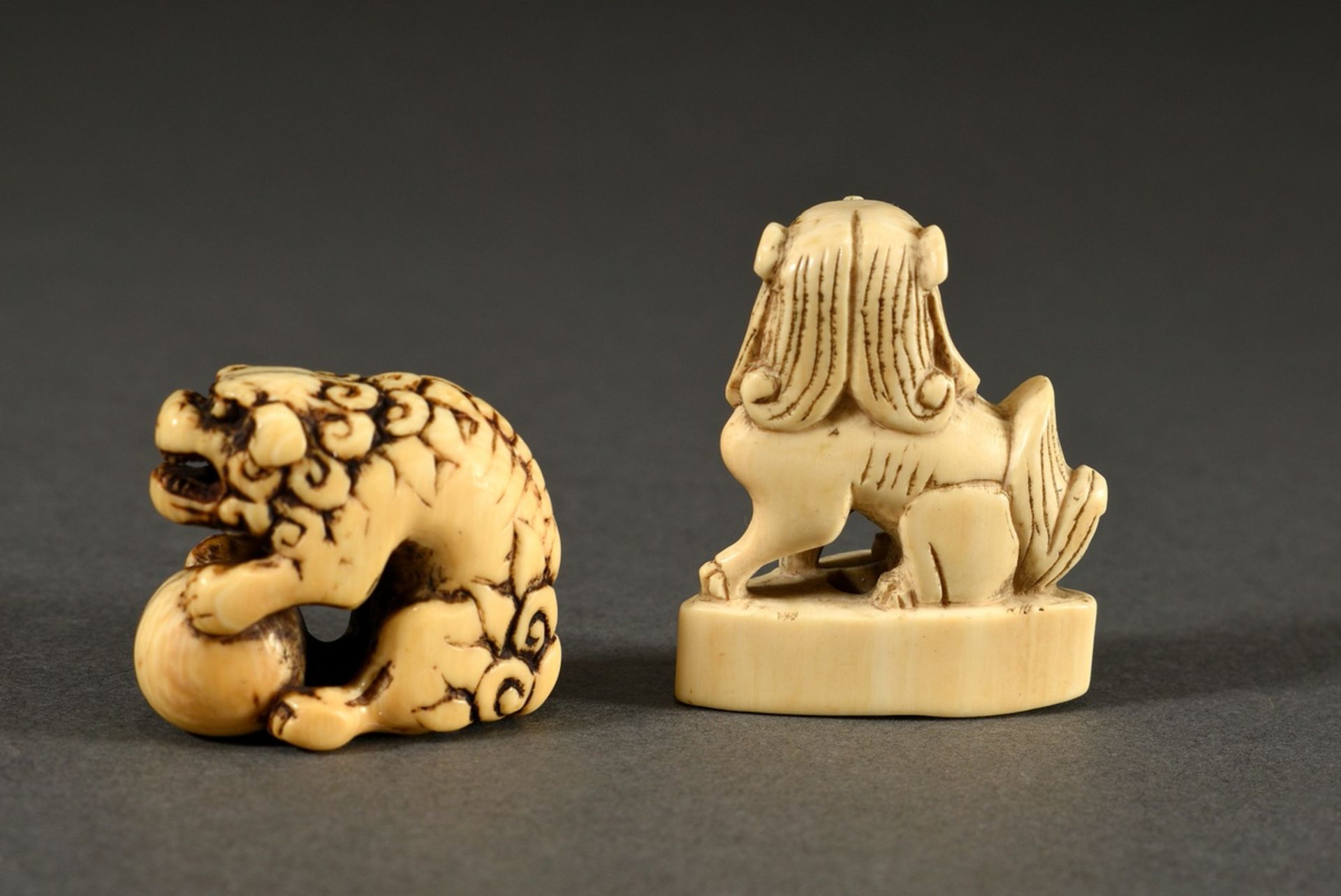 2 Various ivory netsukes "Shishi with ball" (h. 3cm, patina, crack) and "Sitting Shishi on base" (h - Image 2 of 5
