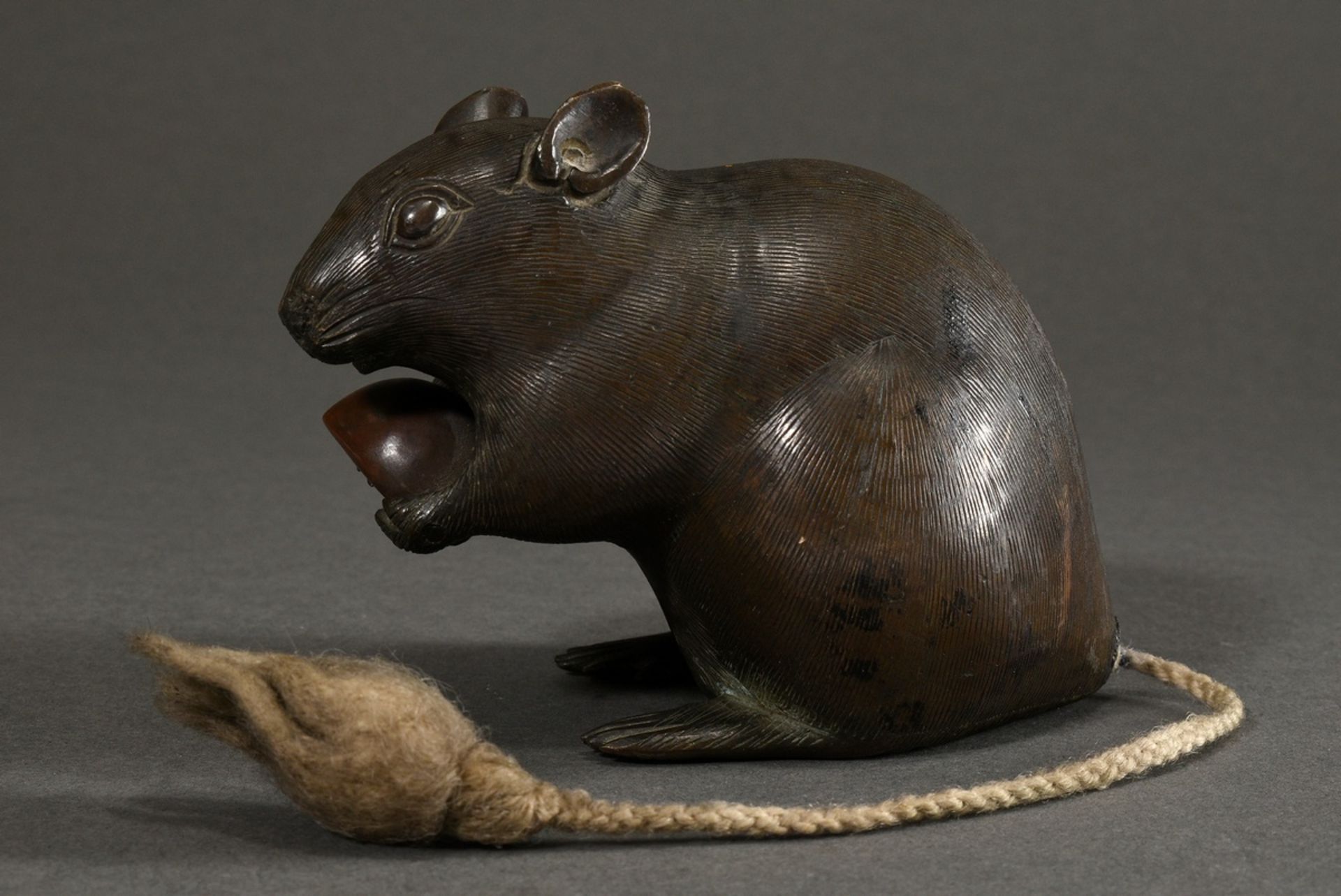 Japanese bronze "Rat with chestnut", sign., Meiji period, h. 9,5cm, tail replaced - Image 2 of 6