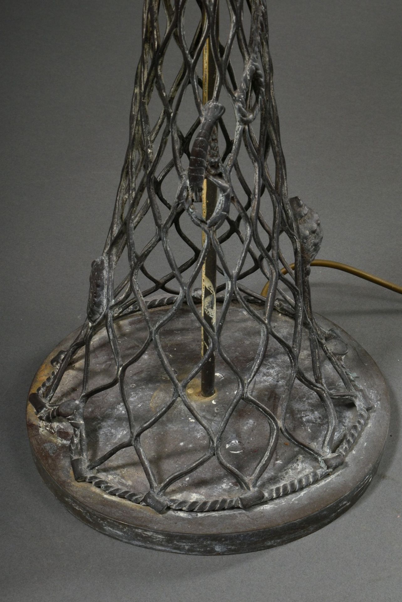 Große Lampe mit polychromer Steinschlag Kuppel und durchbrochenem  "Fischernetz" Fuß mit plastische - Bild 4 aus 6