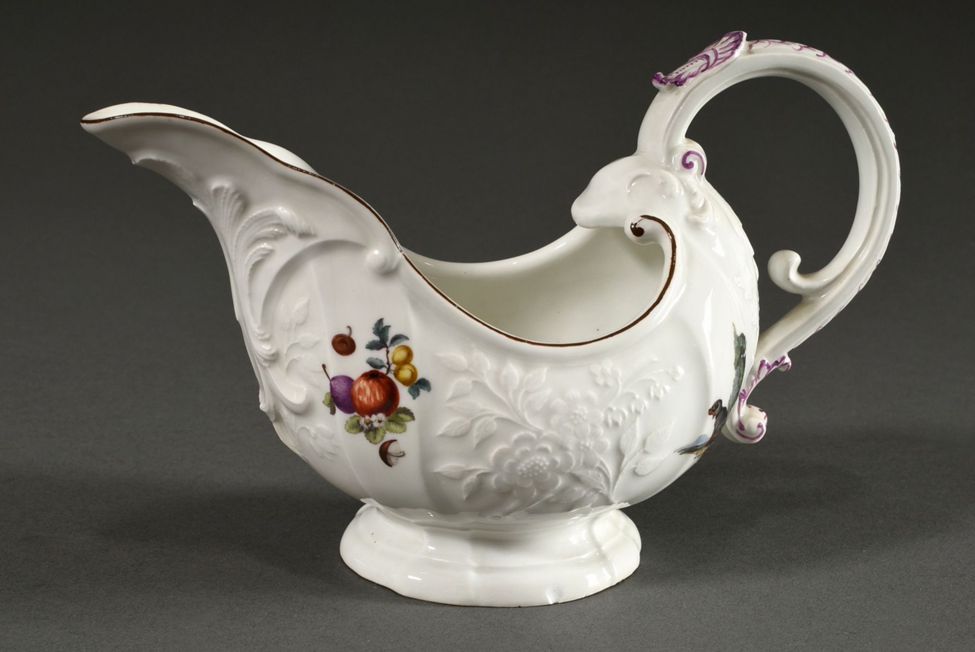 Meissen sauce boat with polychrome painting "Bird and Dog" as well as rich relief, h. 14,7cm, Prove