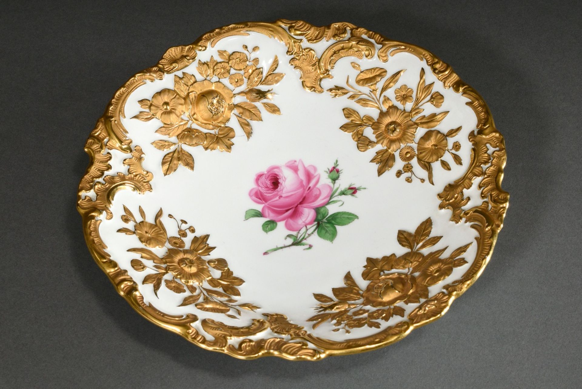 Magnificent Meissen "Rose" plate with richly gilded relief rim, Pfeifer period 1924-1934, model no. - Image 2 of 4