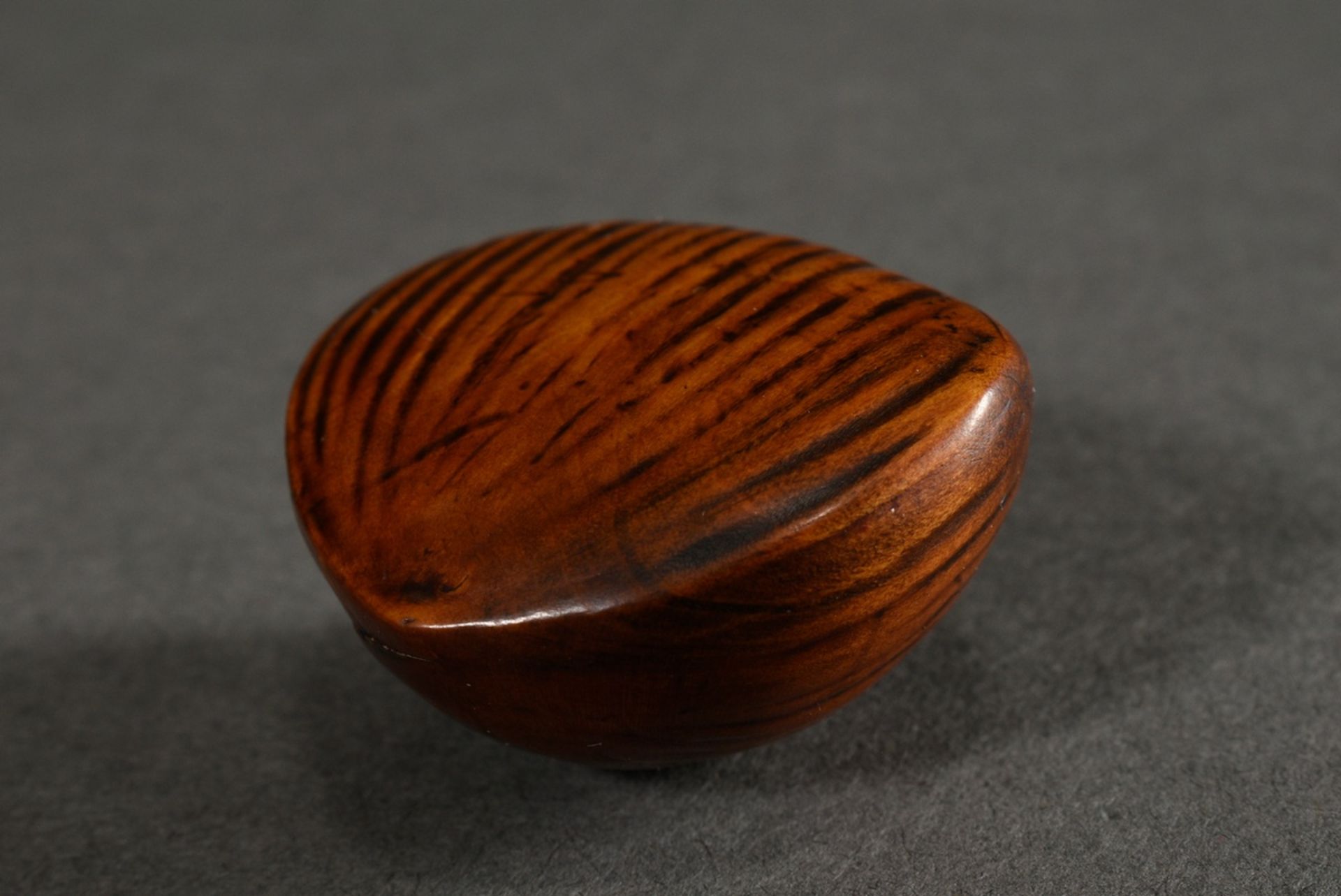 Boxwood netsuke "Chestnut", base with signature in Ukibori sign. Tadatoshi, beautiful patina of use - Image 5 of 7