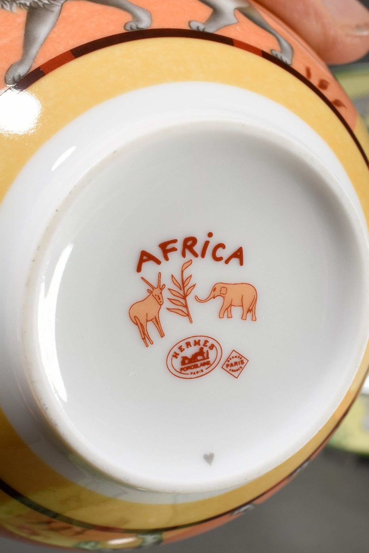 8 Pieces Hermès tableware "Africa" consisting of: 3 plates (Ø 22,5cm), 2 cups/4 UT (h. 7,5cm), 2 sm - Image 6 of 7