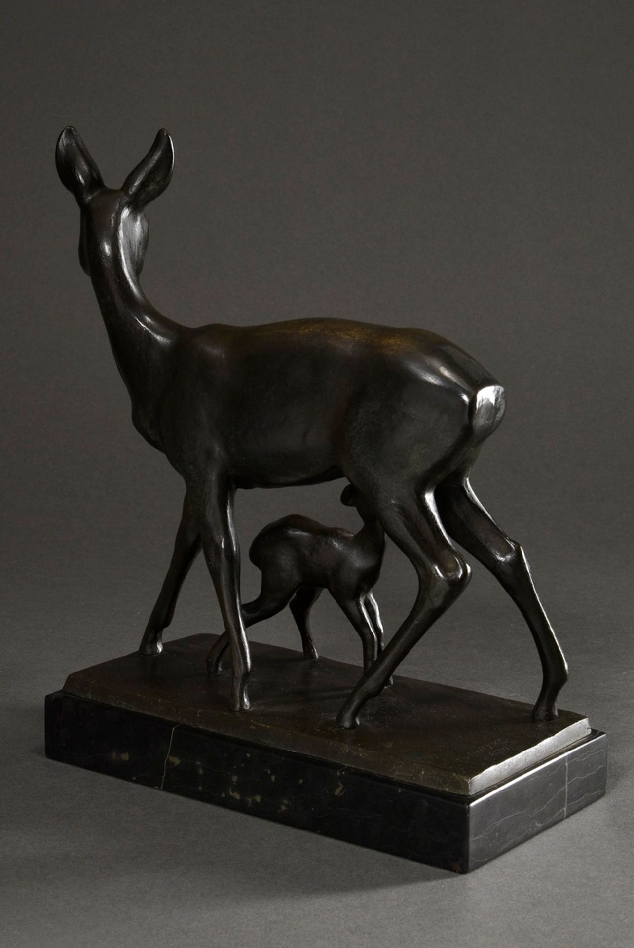 Butzke, Bernhard (1867-1952) "Reh mit Kitz", Bronze, dunkel patiniert, Plinthe sign./bez., Bildgies - Bild 2 aus 5