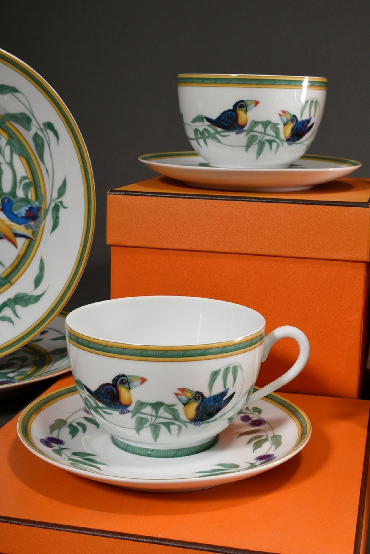 8 Pieces Hermès tableware "Toucans" consisting of: 2 big plates (Ø 27cm), 2 small plates (Ø 22cm),  - Image 4 of 5