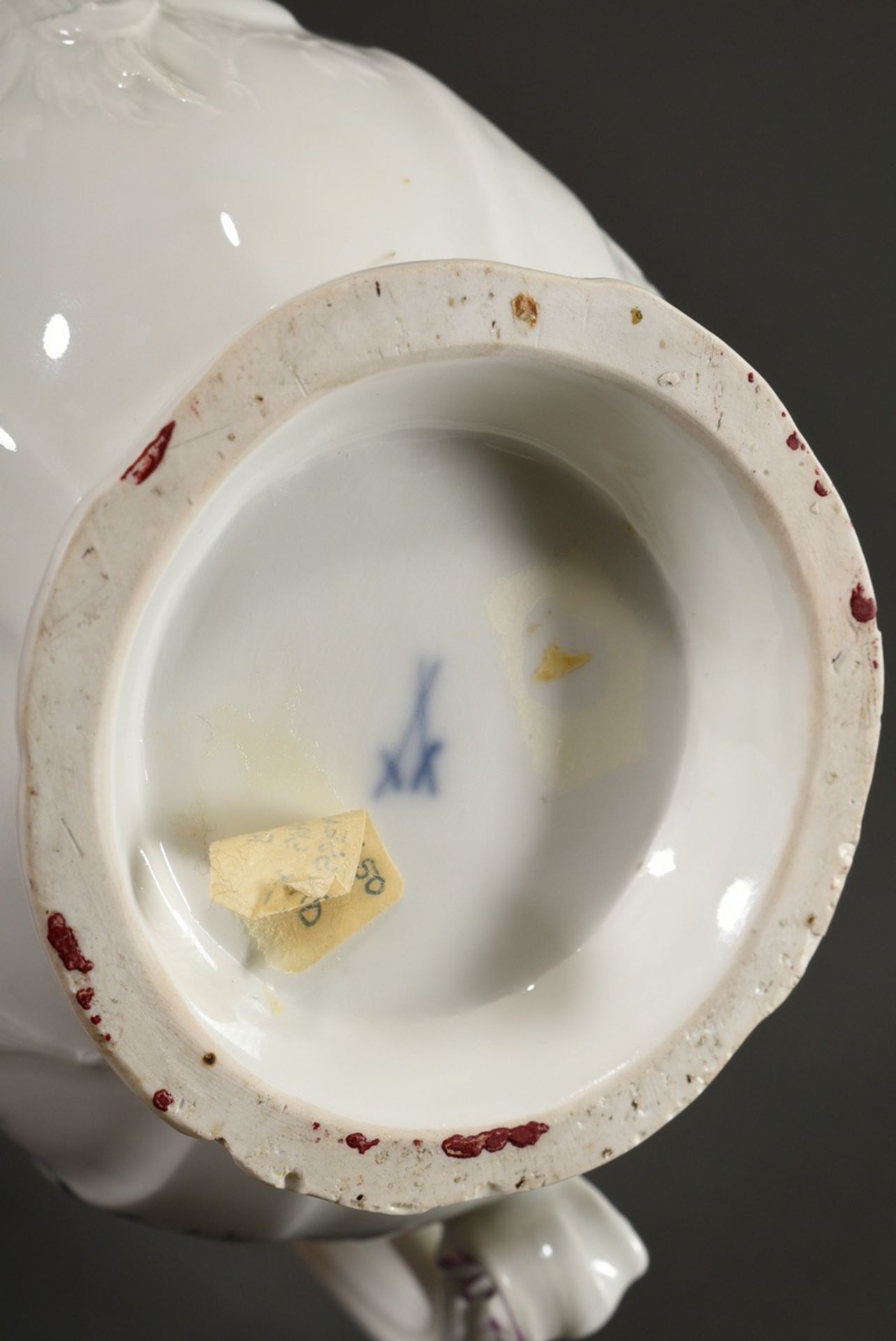 Meissen sauce boat with polychrome painting "Bird and Dog" as well as rich relief, h. 14,7cm, Prove - Image 6 of 6
