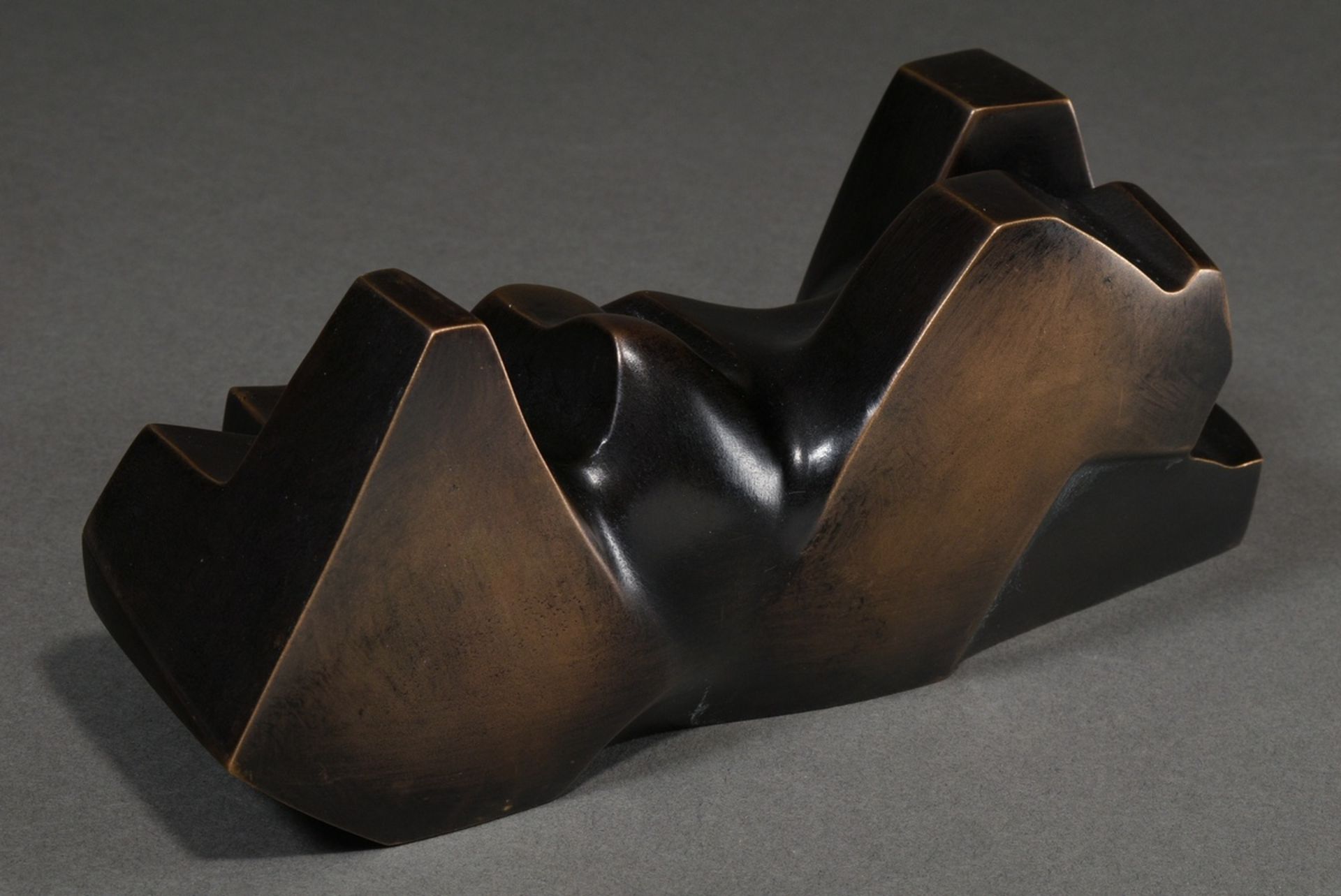 Schumann, Pierre (1917-2011) "Carrara liegend, weiblich", Bronze dunkel patiniert, 5/60, seitl. sig - Bild 4 aus 7