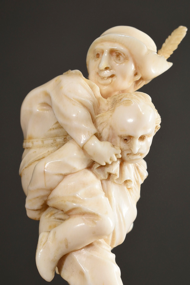 Fine ivory carving "Callot's Gnomes Piggyback" with screwable head on a high base with ivory and fo - Image 4 of 7