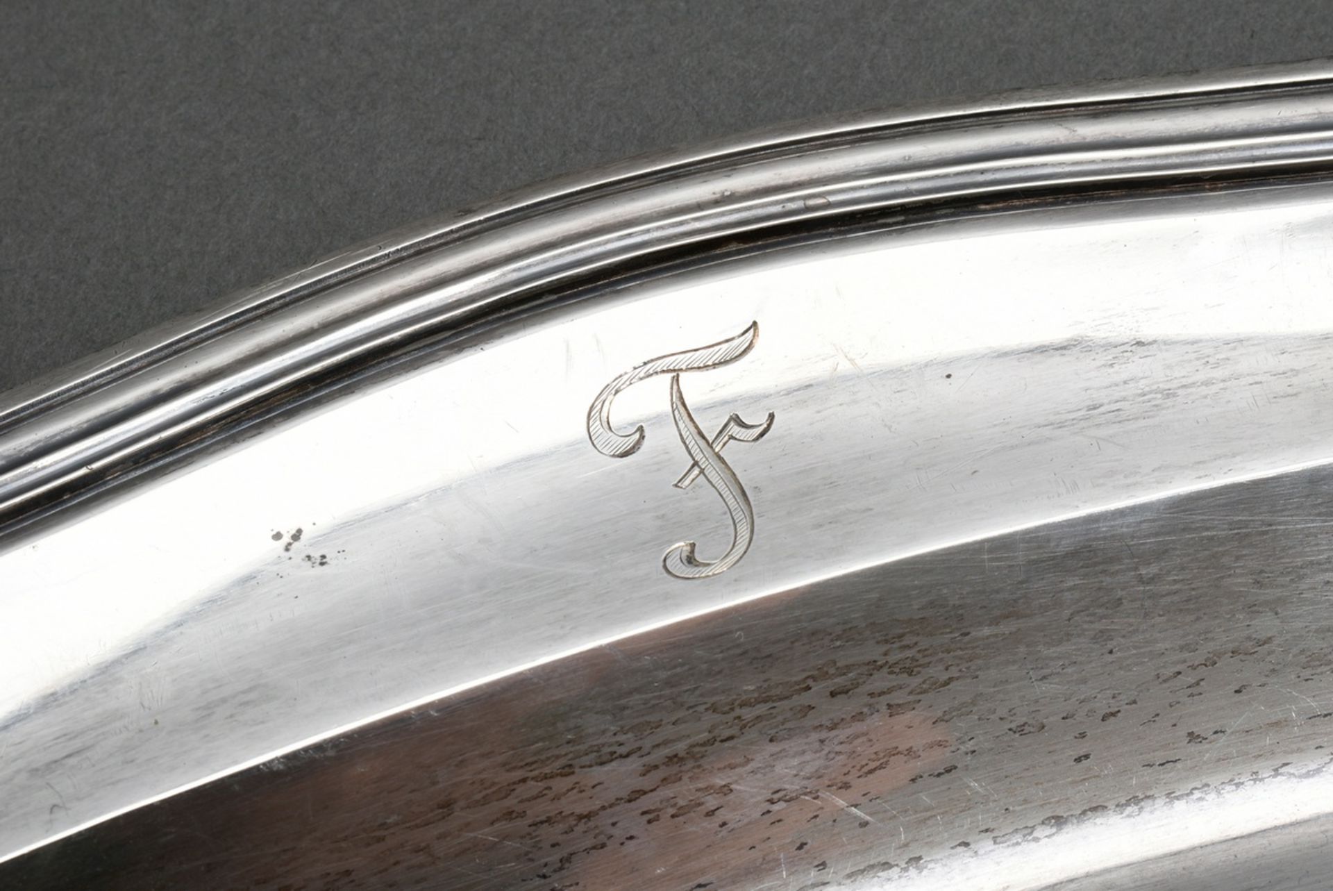Large oval plate with chippendale rim and monogram "F", MM: Ernst Mehner/Stuttgart, silver 800, 212 - Image 2 of 4
