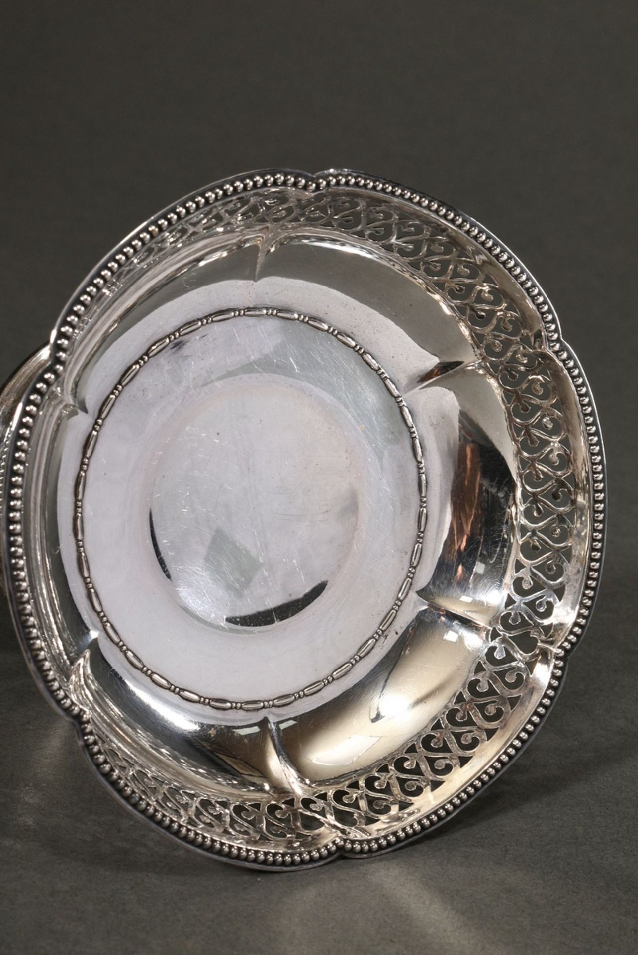2 Miscellaneous pieces Top and lidded pot with classical grooved decoration and openwork rim, silve - Image 3 of 7
