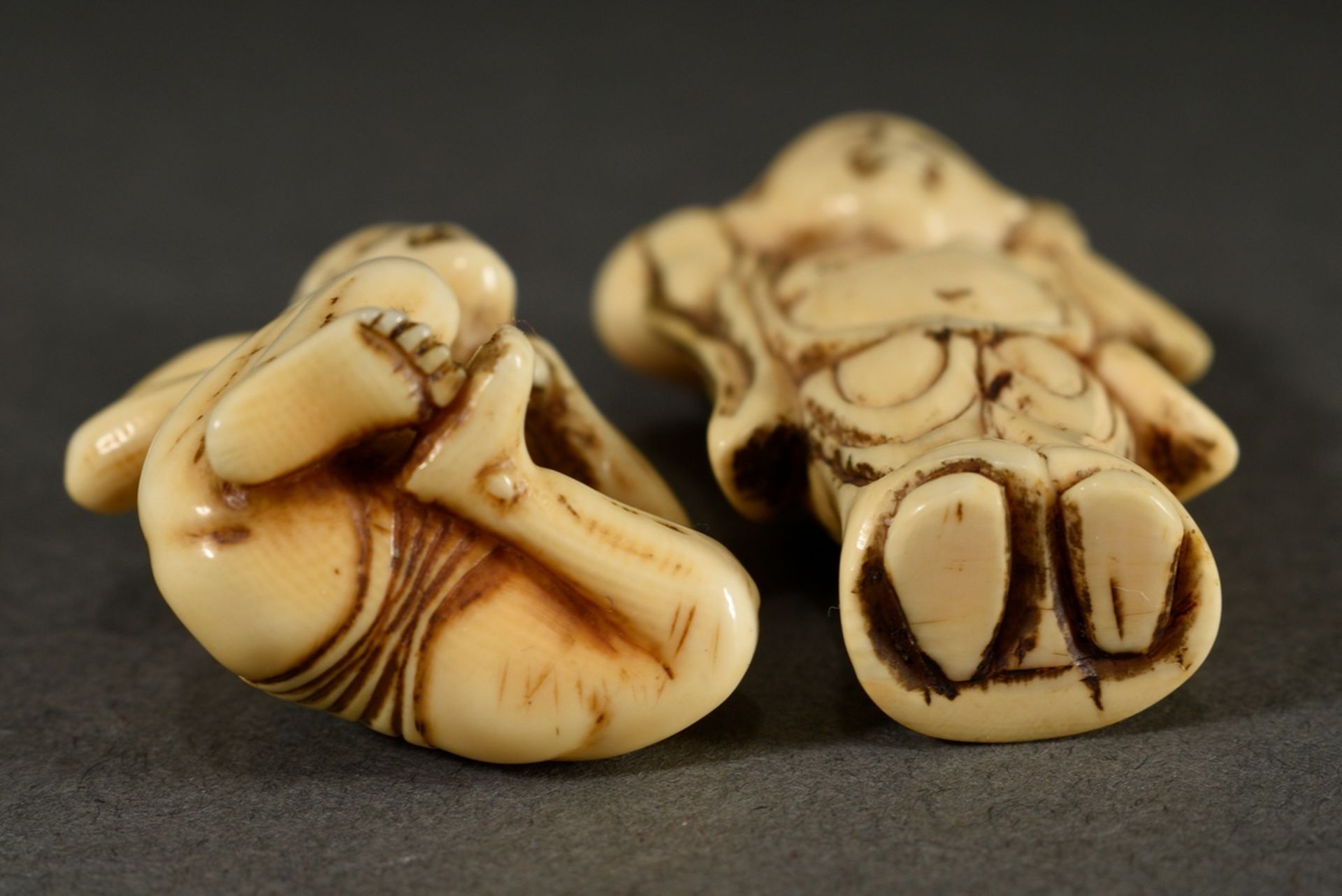 2 Various ivory netsukes "Sitting bather with cloth" (h. 3,5cm), use patina, and "Standing hotei wi - Image 4 of 5