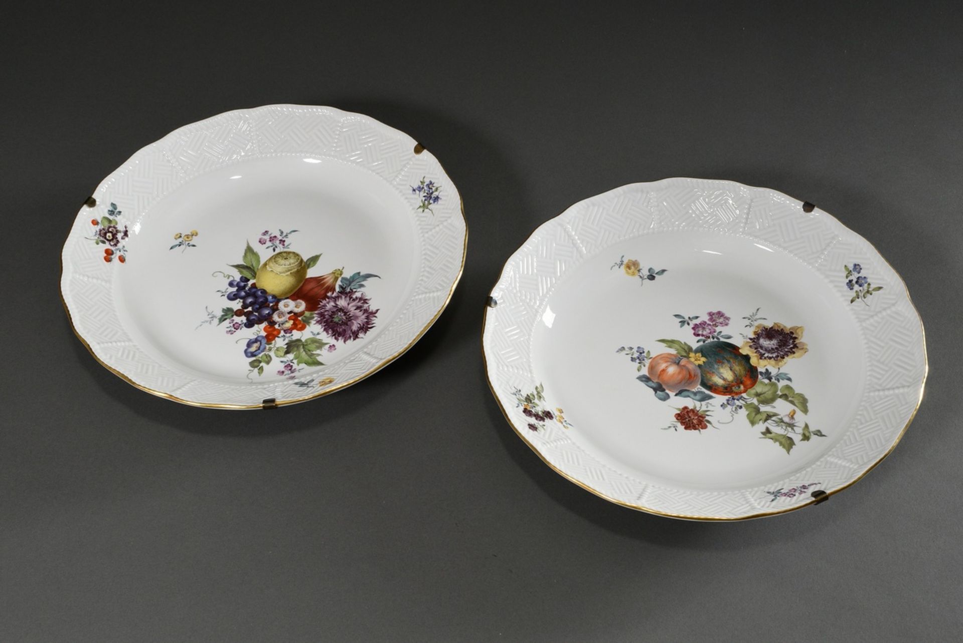 Pair of large Meissen wall plates with polychrome fruit painting and basket rim, 20th century, scri - Image 2 of 7