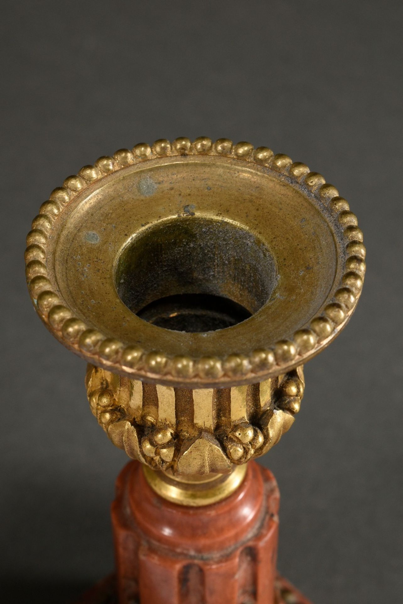 Small reddish marble column chandelier with bronze mounts, around 1900, h. 14cm, small defects - Image 3 of 4