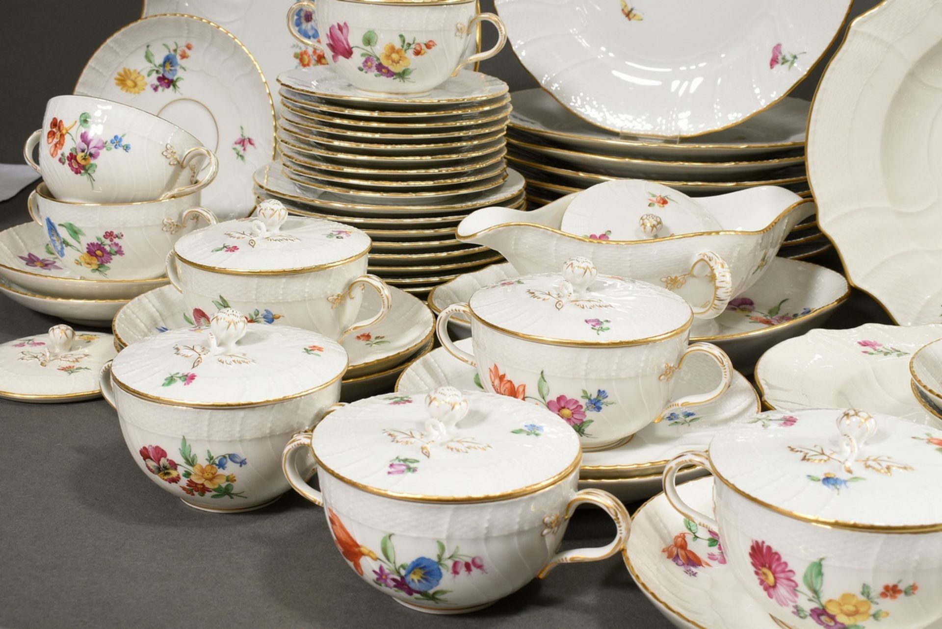 114 pieces KPM dinner service "Neuosier" with polychrome painting "flowers and insects" consisting  - Image 5 of 14