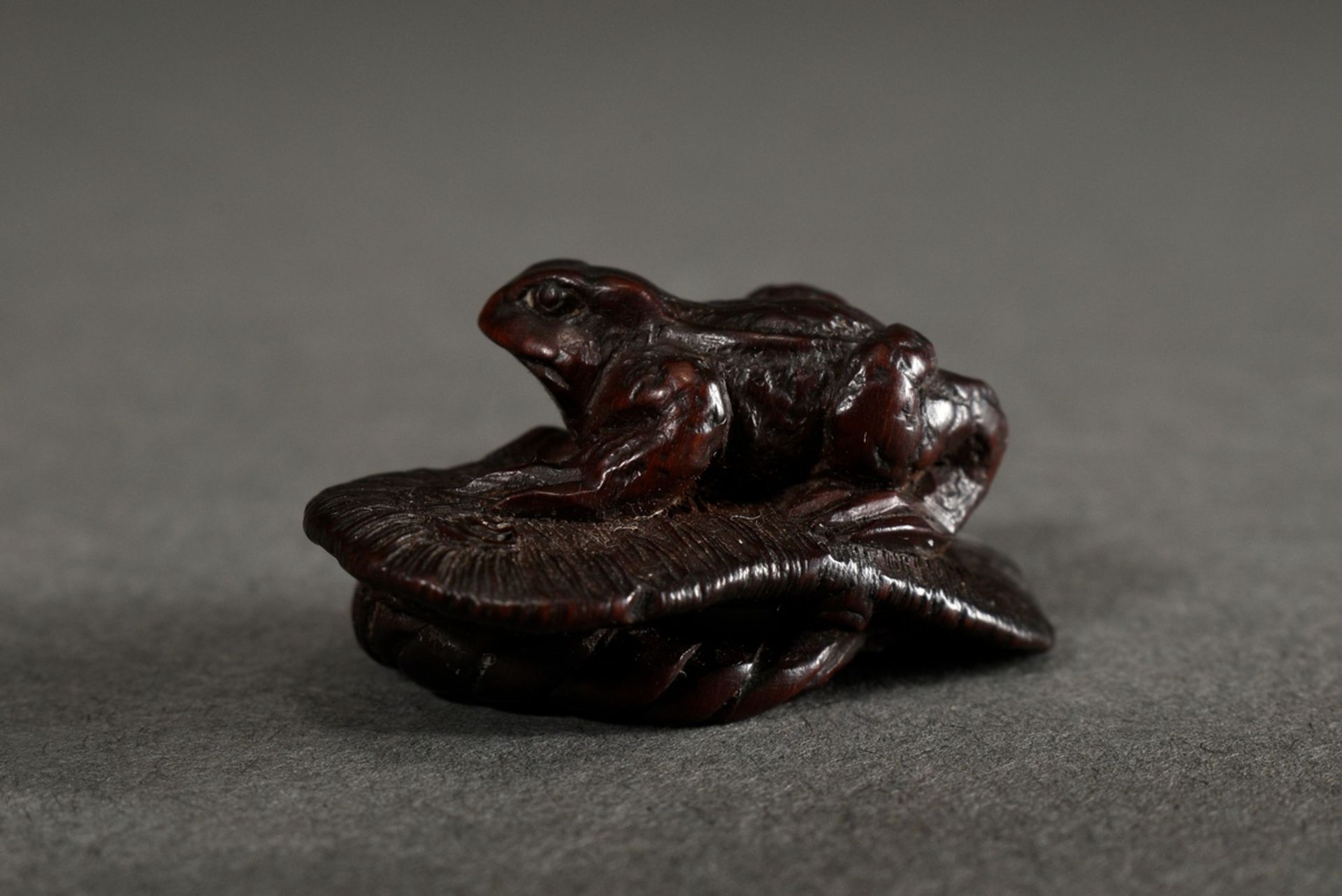 Small boxwood netsuke "Frog on upside down laying sandal", very expressive, sign. Kokei, 1,6x3,5cm, - Image 2 of 4