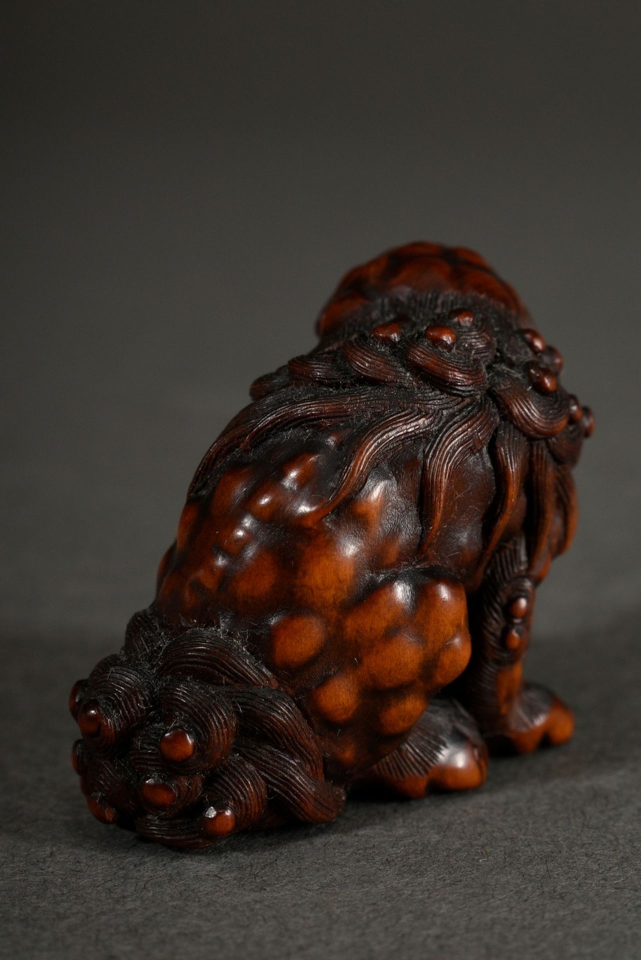 Very finely carved boxwood netsuke "Shishi with three movable balls in a basket", with eyes inlaid - Image 4 of 5