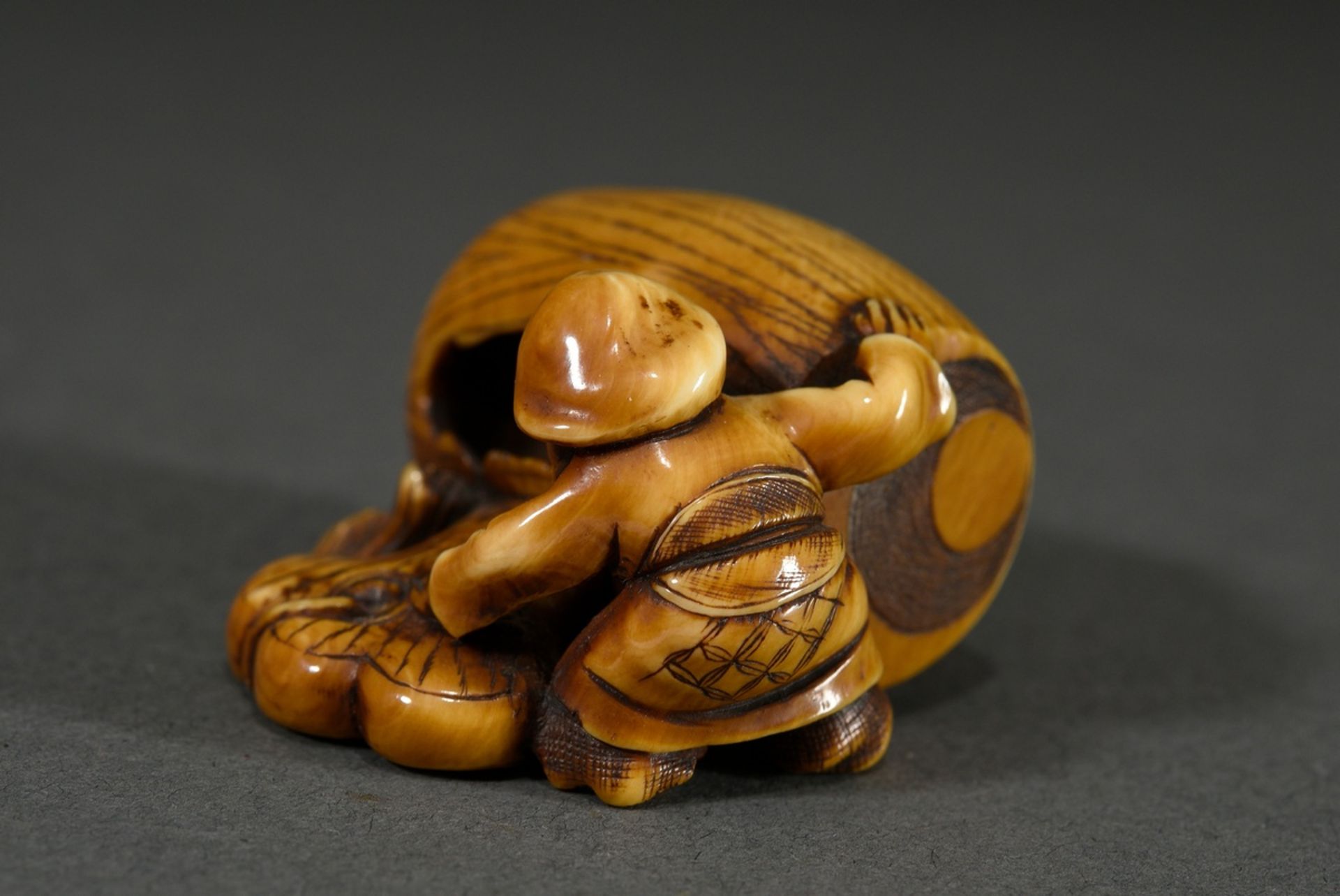 Ivory netsuke "Daikoku with huge rotten lucky hammer", patinated, incised signature, 4x5x2,5cm, per - Image 4 of 7