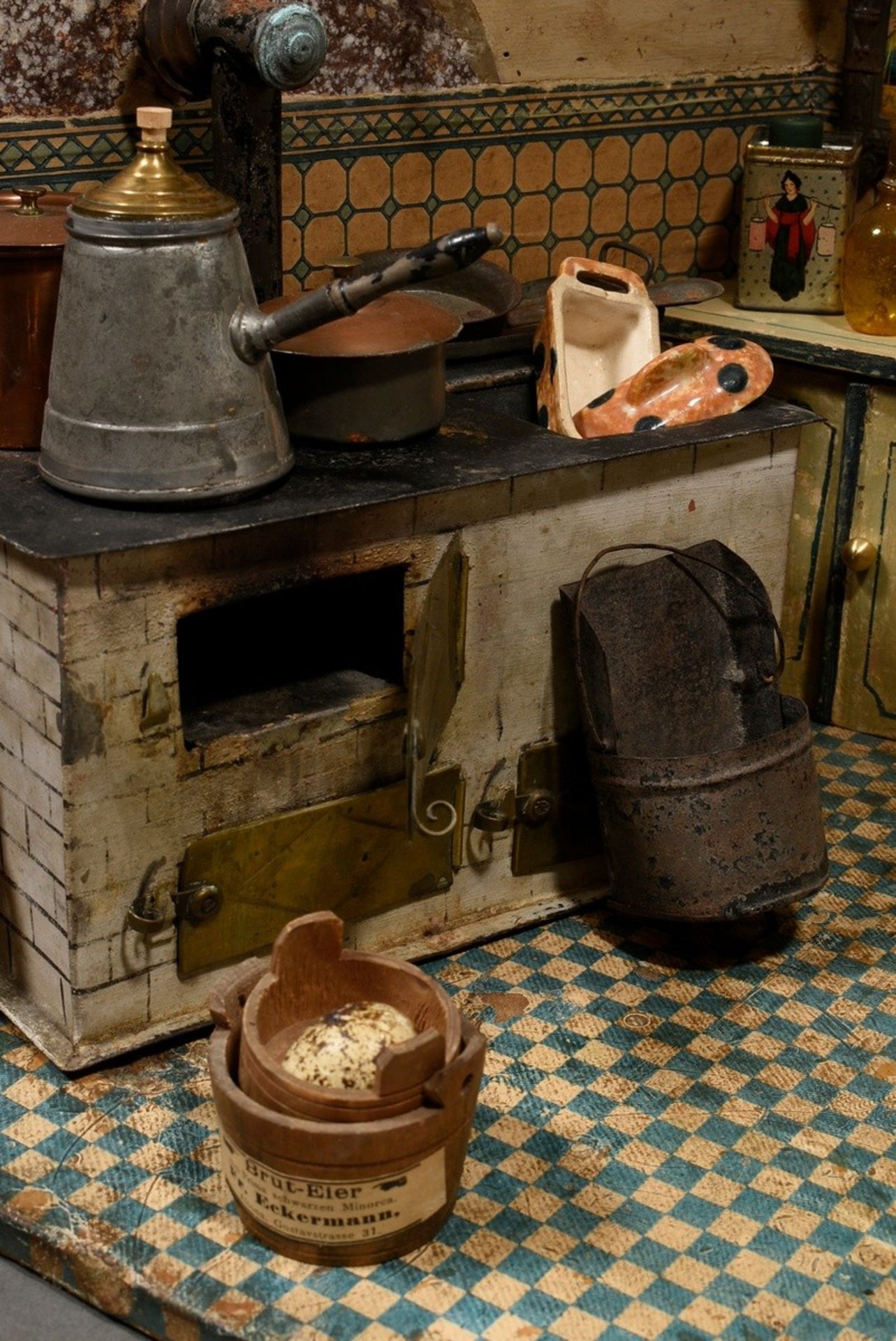 Wilhelminian period doll's kitchen with rich interior, metal cooker, earthenware and porcelain, pew - Image 4 of 18