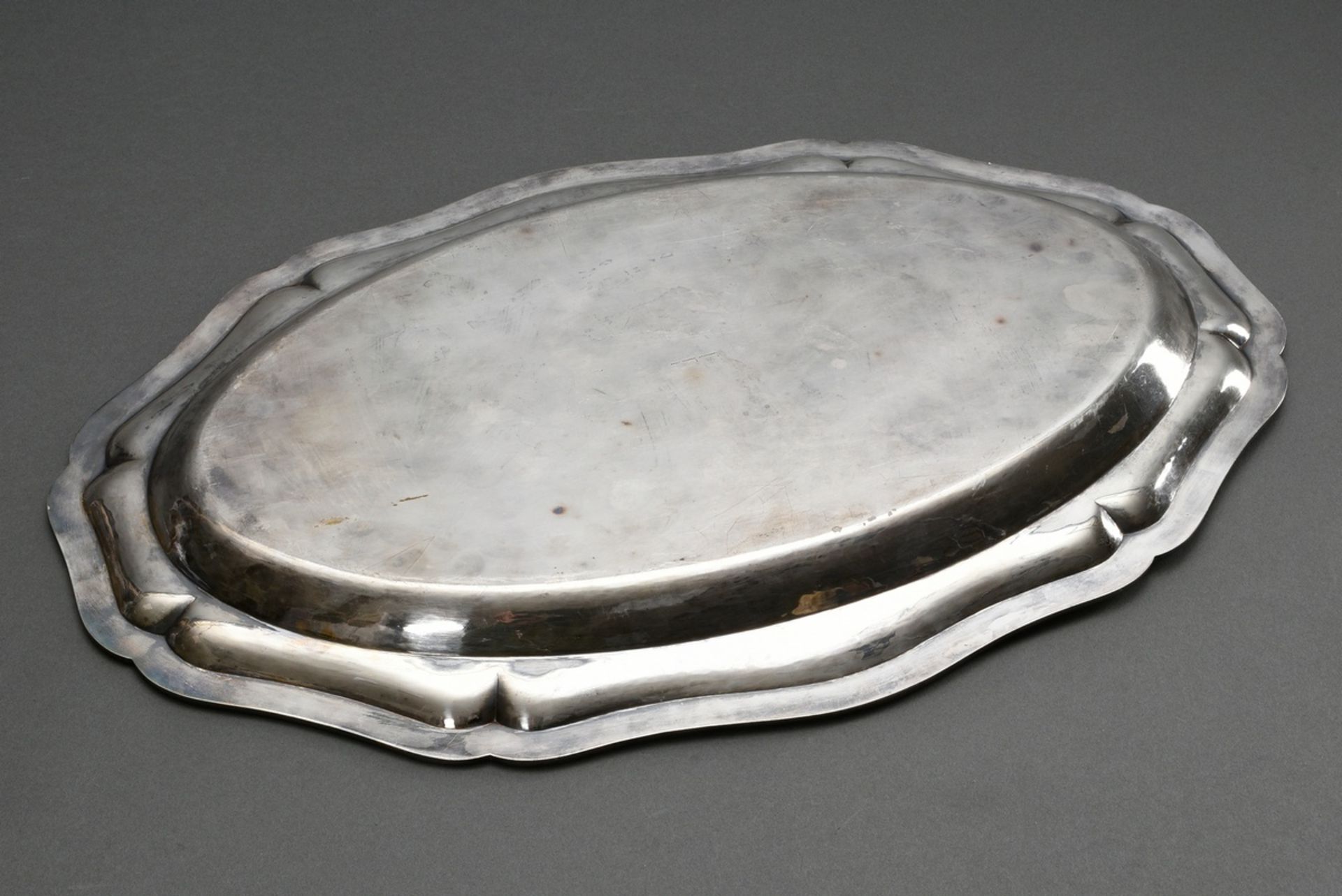 Large oval plate with chippendale rim and monogram "F", MM: Ernst Mehner/Stuttgart, silver 800, 212 - Image 4 of 4