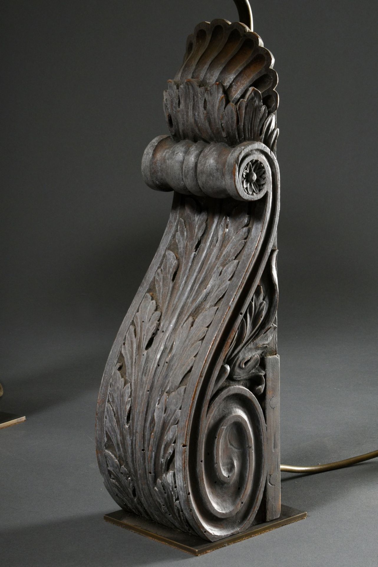 Paar Tischlampen in Volutenform mit Akanthusblättern, Holz geschnitzt und grau gefasst, 20.Jh., H.  - Bild 3 aus 4