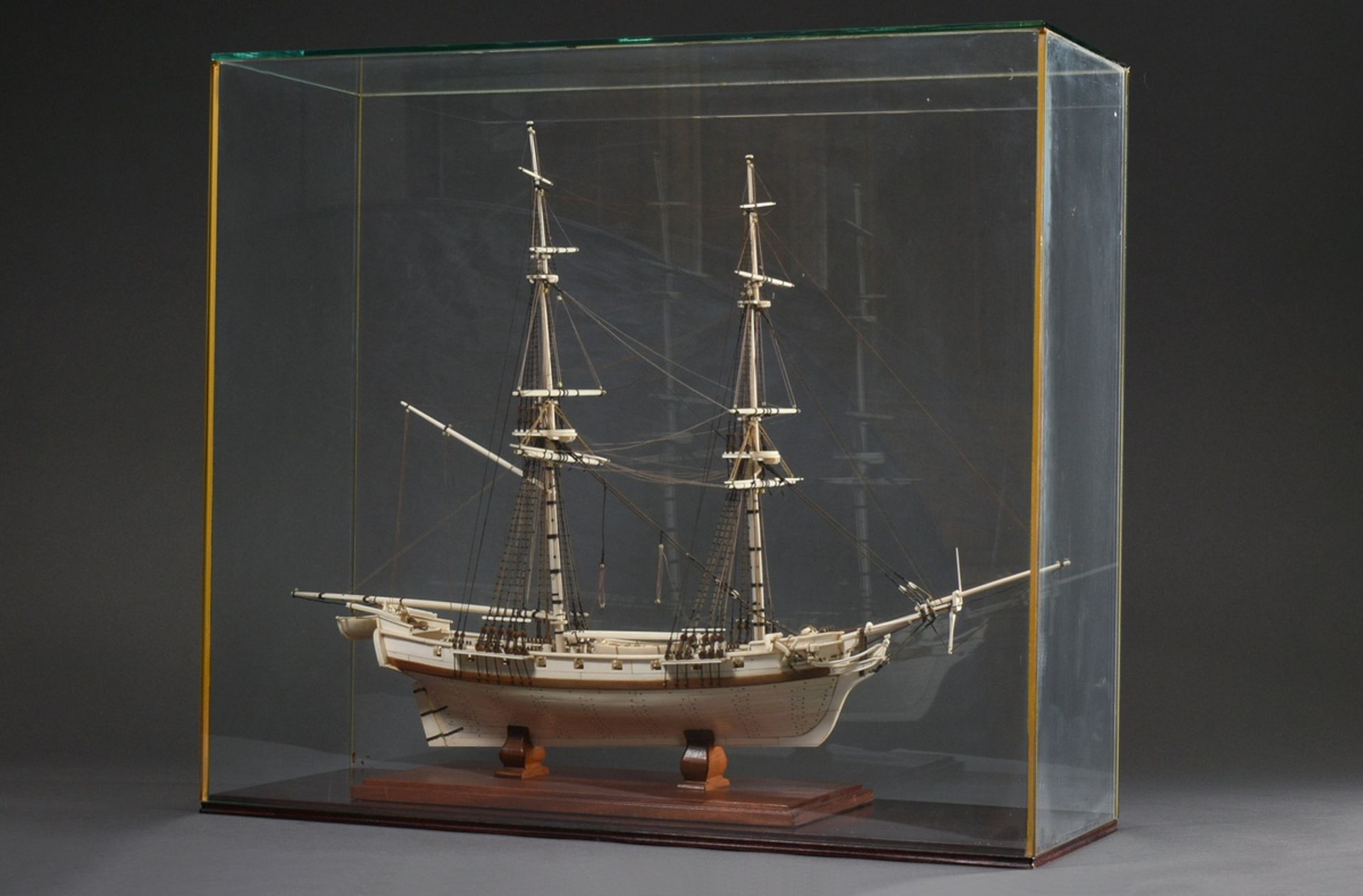 Scrimshaw model ship of the 18 gun brig "Irene" with filigree rigging on wooden base, detailed hand - Image 12 of 15