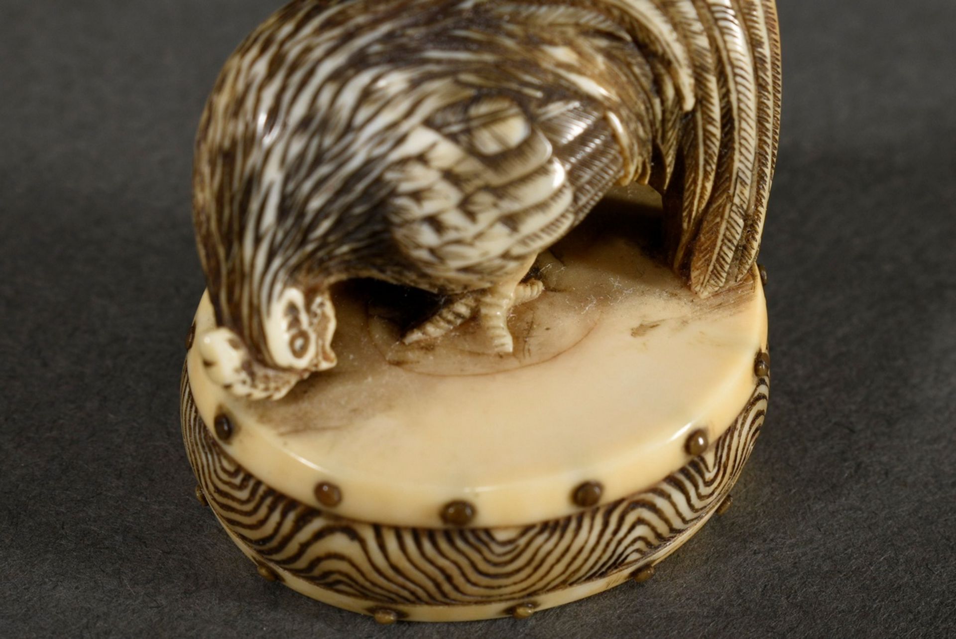 Ivory netsuke "cock on drum" with drum buttons of black horn, beautiful patina of use, around 1850, - Image 5 of 6