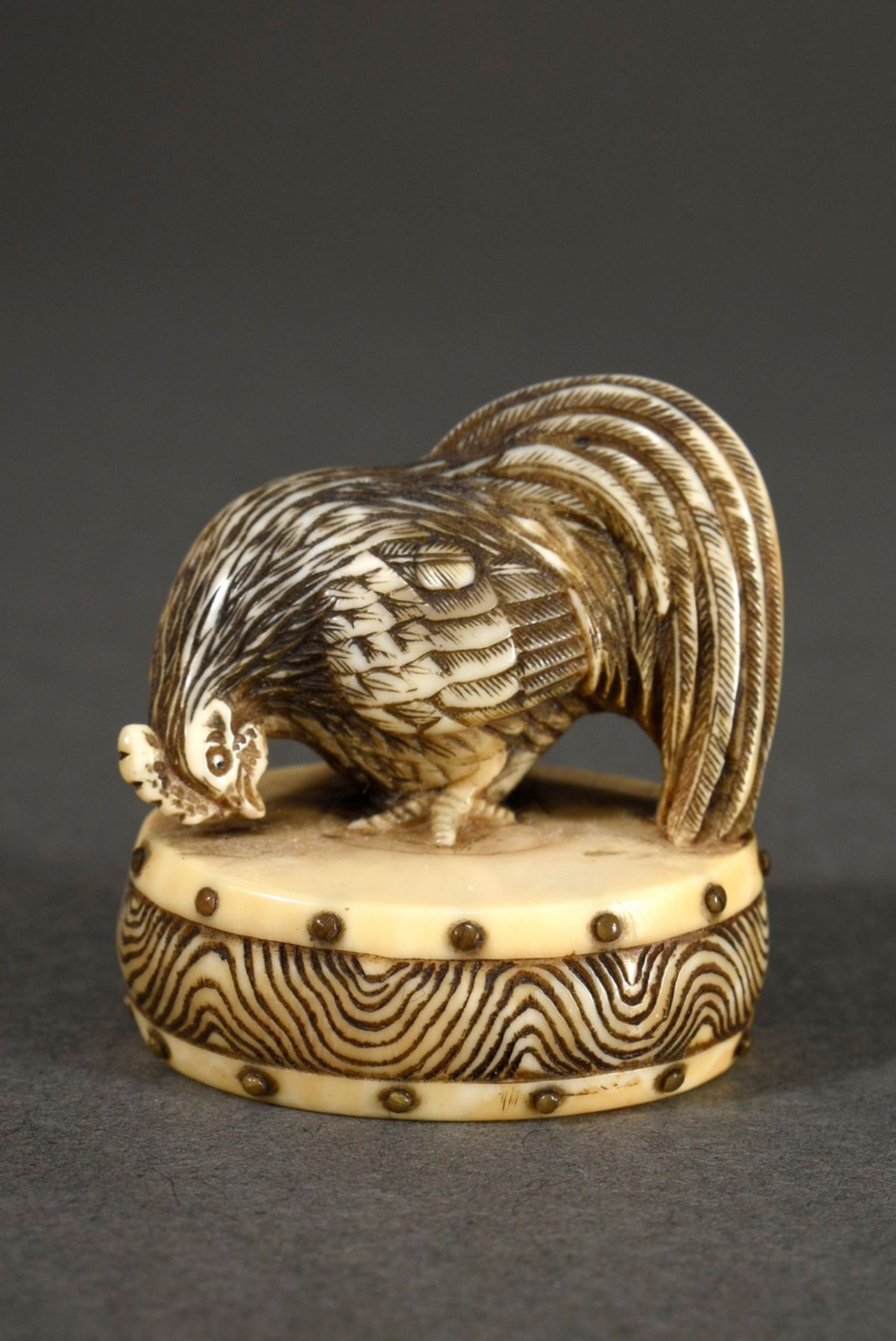 Ivory netsuke "cock on drum" with drum buttons of black horn, beautiful patina of use, around 1850,