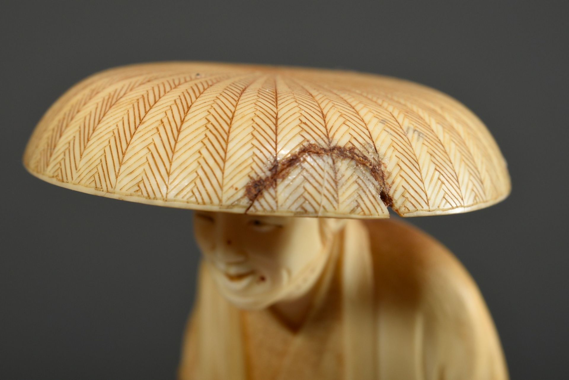 Ishikawa Komei (1852-1913) attributed, Okimono "Man with lantern", ivory carved and fine engraved, - Image 6 of 14