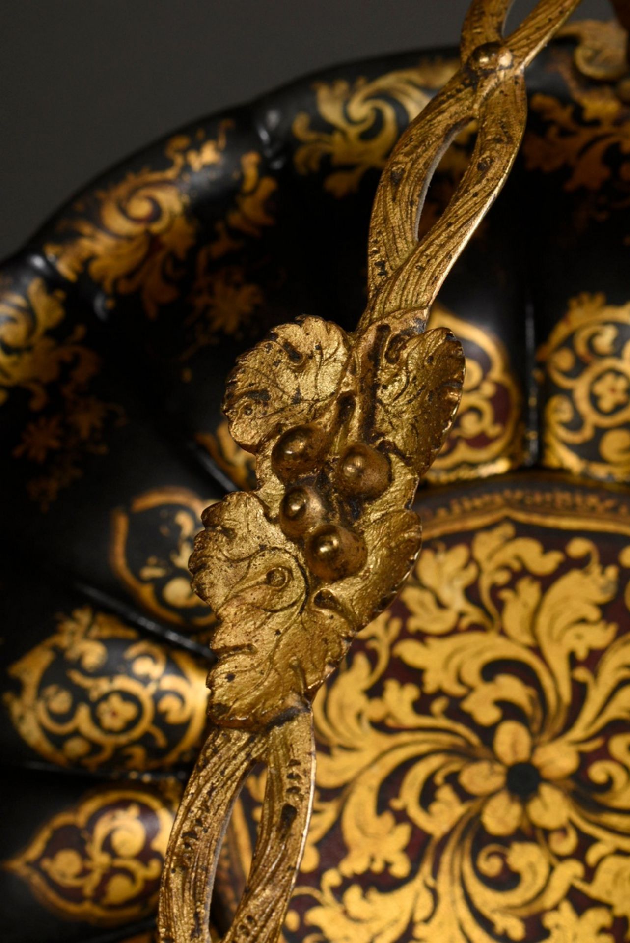 Flower-shaped papier-mâché bowl with a vegetal metal handle and floral gold painting on a red and g - Image 6 of 8