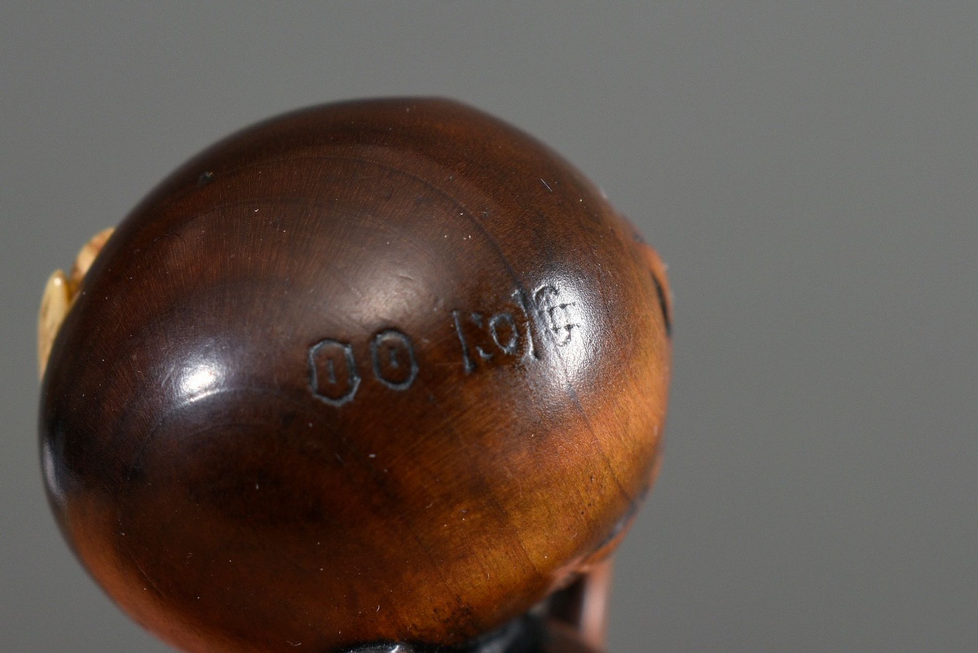 Boxwood netsuke "Small and large aubergine", with a wasp made of staghorn worked into the large aub - Image 5 of 5