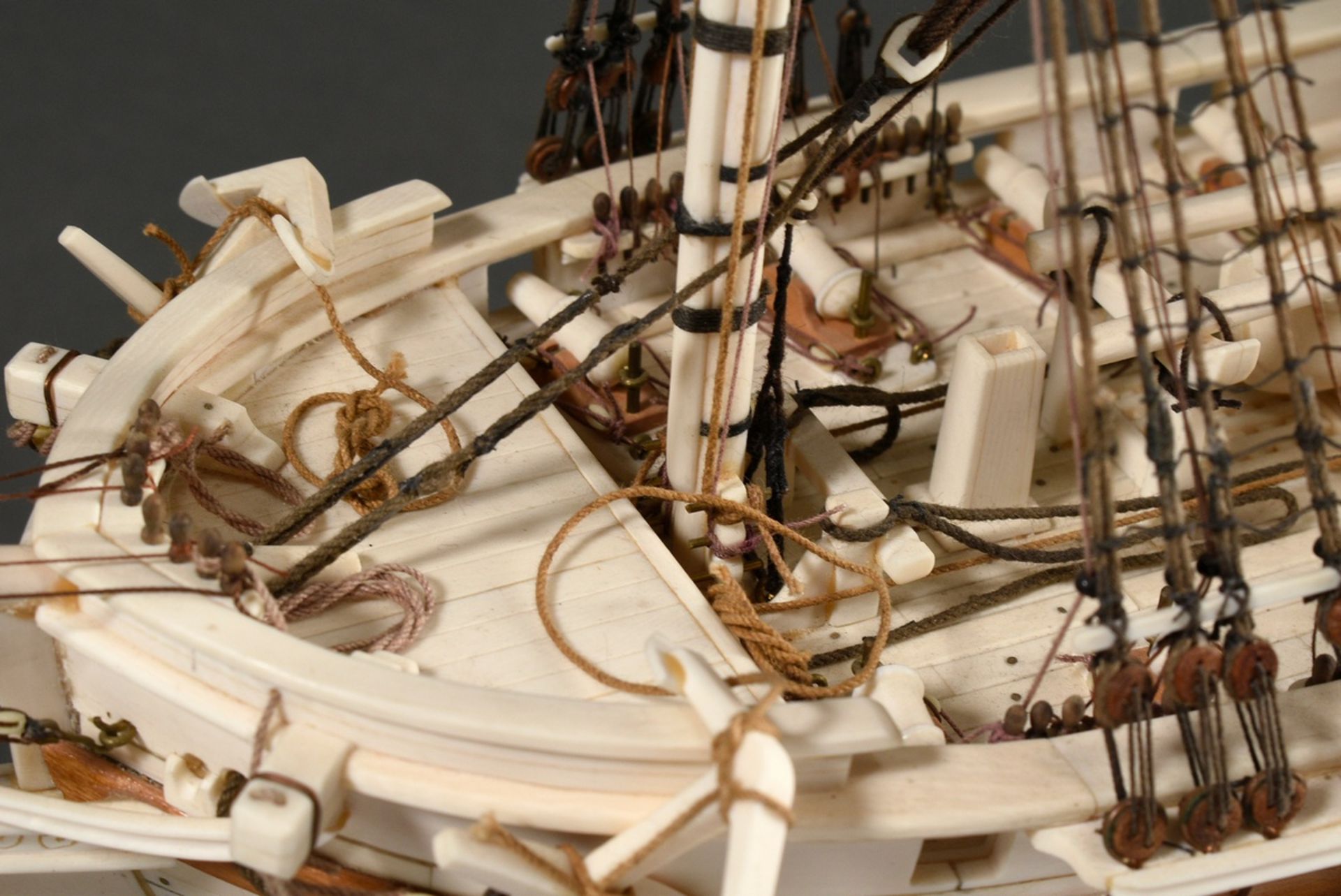 Scrimshaw model ship of the 18 gun brig "Irene" with filigree rigging on wooden base, detailed hand - Image 7 of 15
