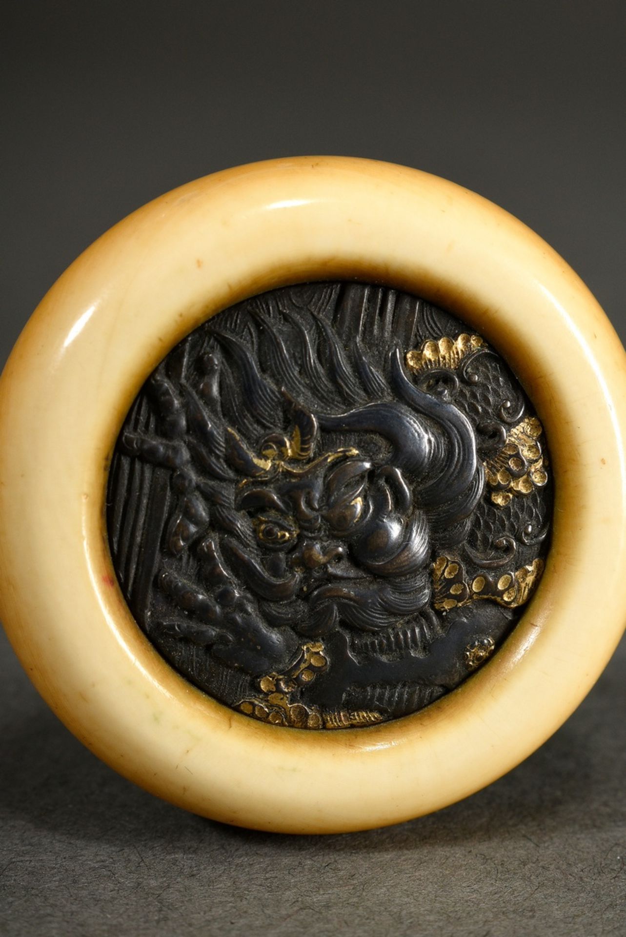Kagamibuta netsuke with capsule of ivory and metal plate with gold inlay "Windgott Futen", c. 1850, - Image 2 of 5