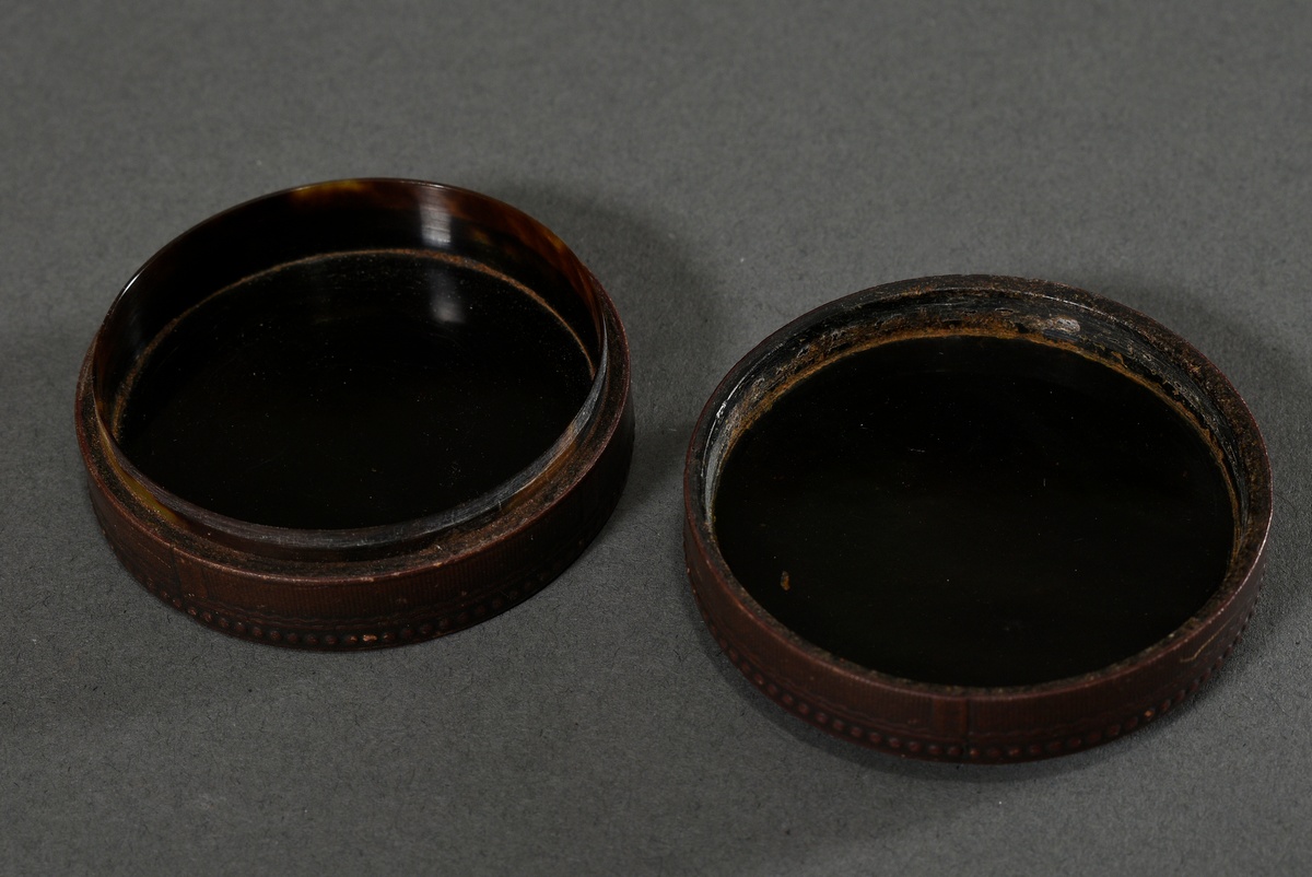 Small round snuffbox with microcarving in the lid "Woman at the altar of love" and inscription "Il  - Image 4 of 5