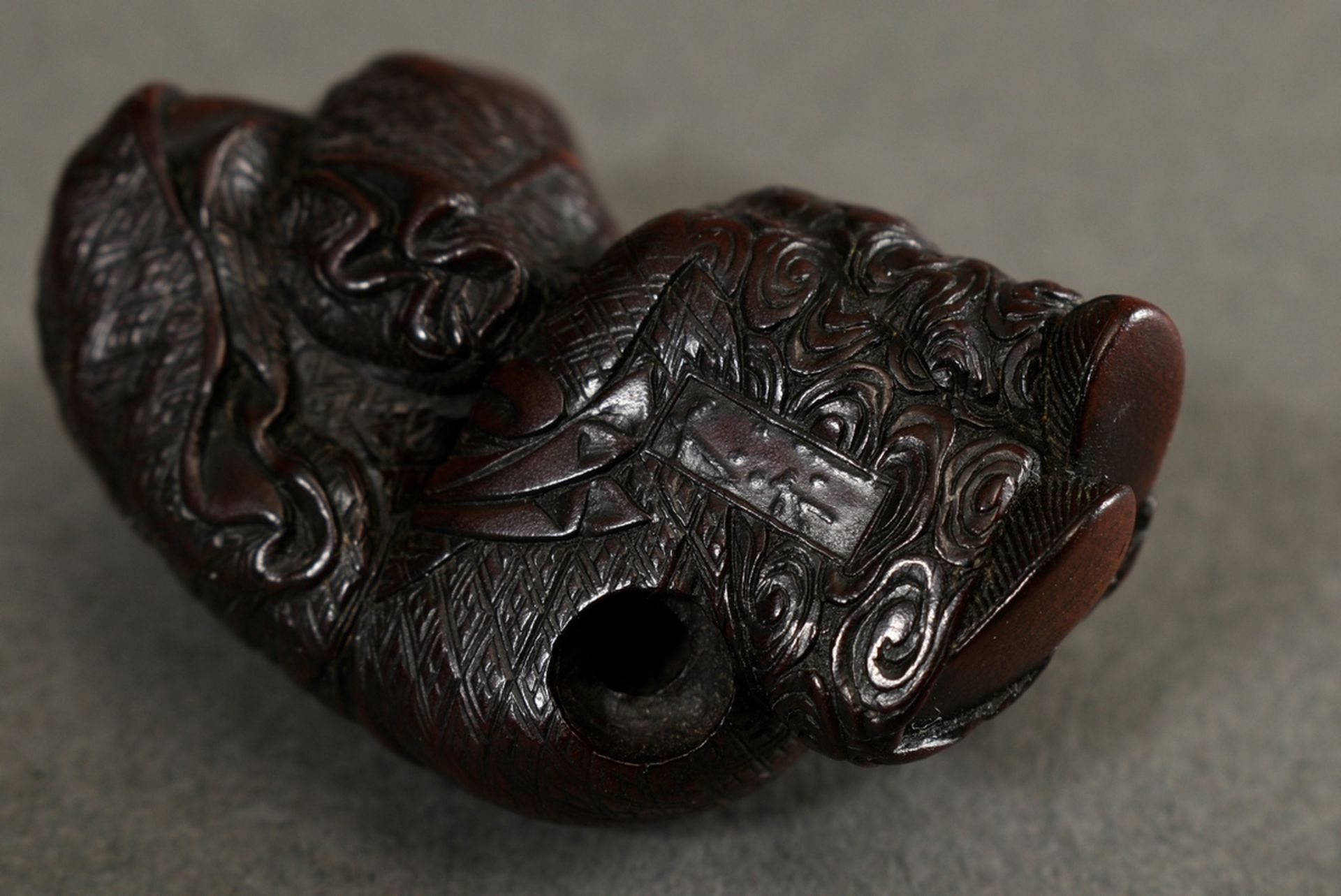 Cherry wood netsuke "Sleeping Shojo", finely carved, beautiful patina of use, sign. in Ukibori: Tad - Image 5 of 8