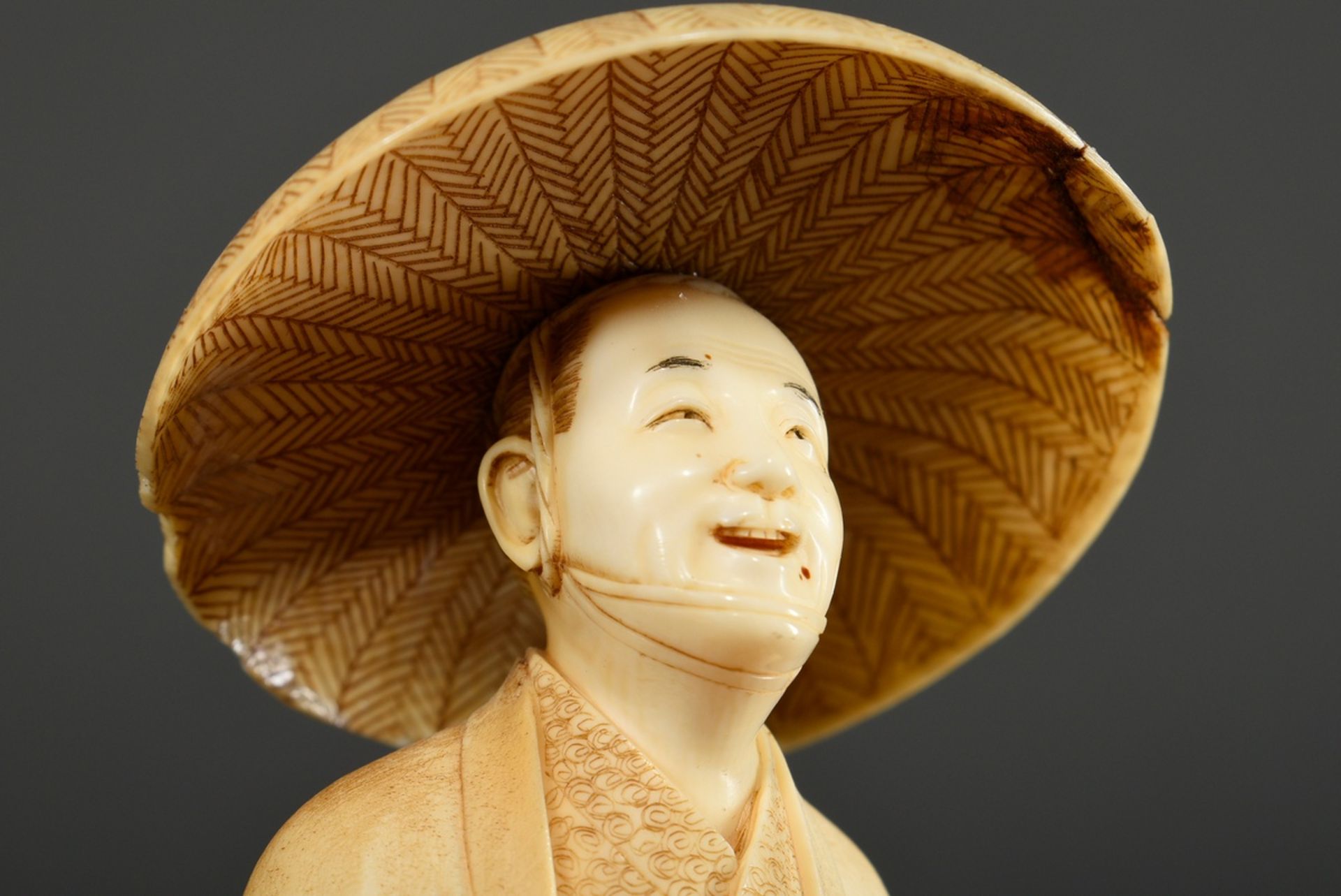 Ishikawa Komei (1852-1913) attributed, Okimono "Man with lantern", ivory carved and fine engraved, - Image 5 of 14