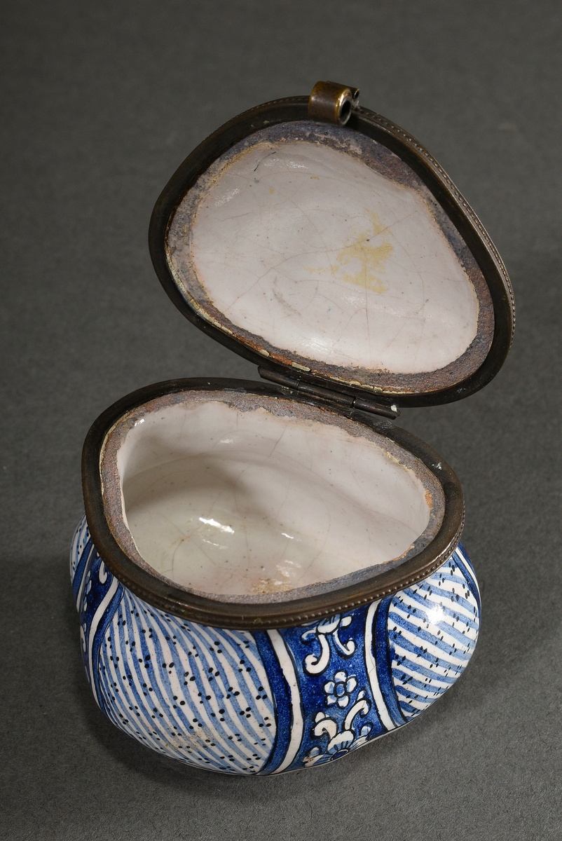 Small cambered Delft tabatiere with blue painting decoration "River Landscape", 18th/19th c., botto - Image 4 of 7