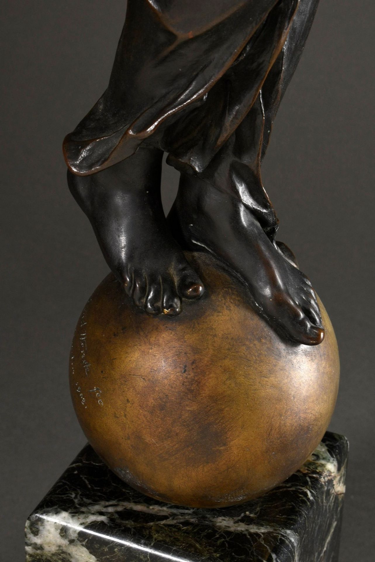 Wenck, Ernst (1865-1929) "Irene" 1903, vergoldete und dunkel patinierte Bronze auf grünem Marmor So - Bild 5 aus 18