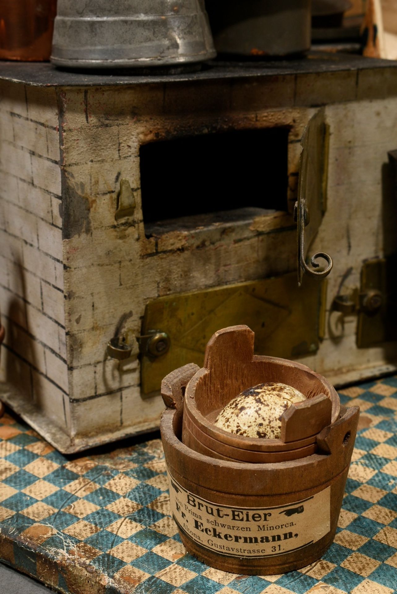 Wilhelminian period doll's kitchen with rich interior, metal cooker, earthenware and porcelain, pew - Image 17 of 18