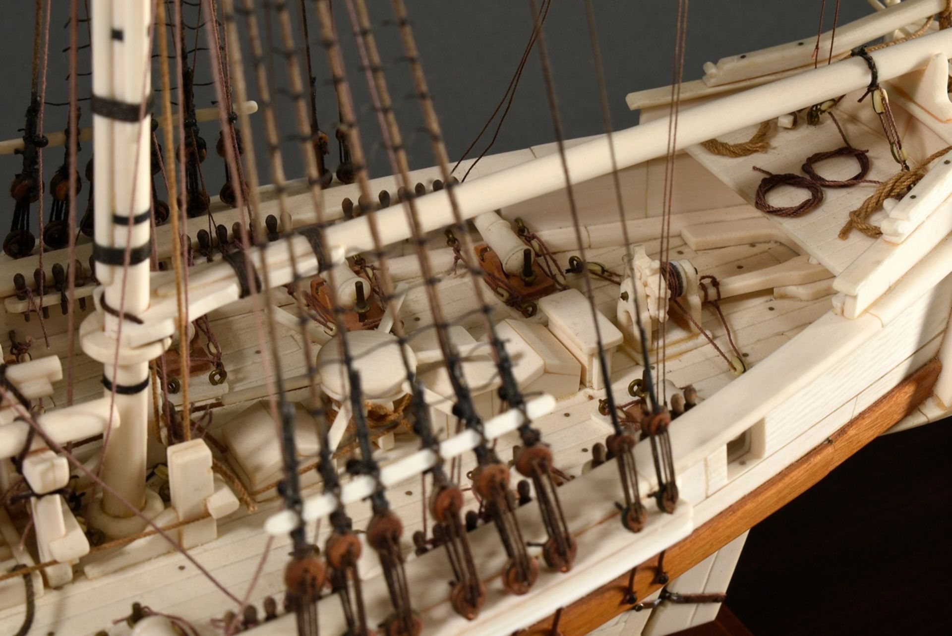 Scrimshaw model ship of the 18 gun brig "Irene" with filigree rigging on wooden base, detailed hand - Image 5 of 15