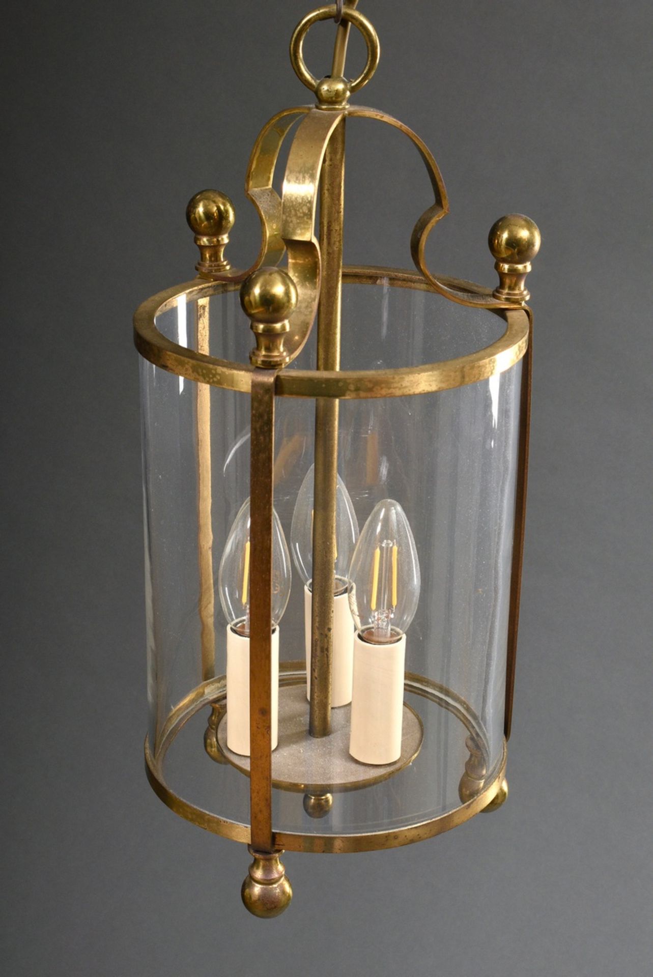 Classic lantern with cylindrical glass in polished brass mount, 20th c., h. 61, Ø 18,5cm - Image 2 of 2