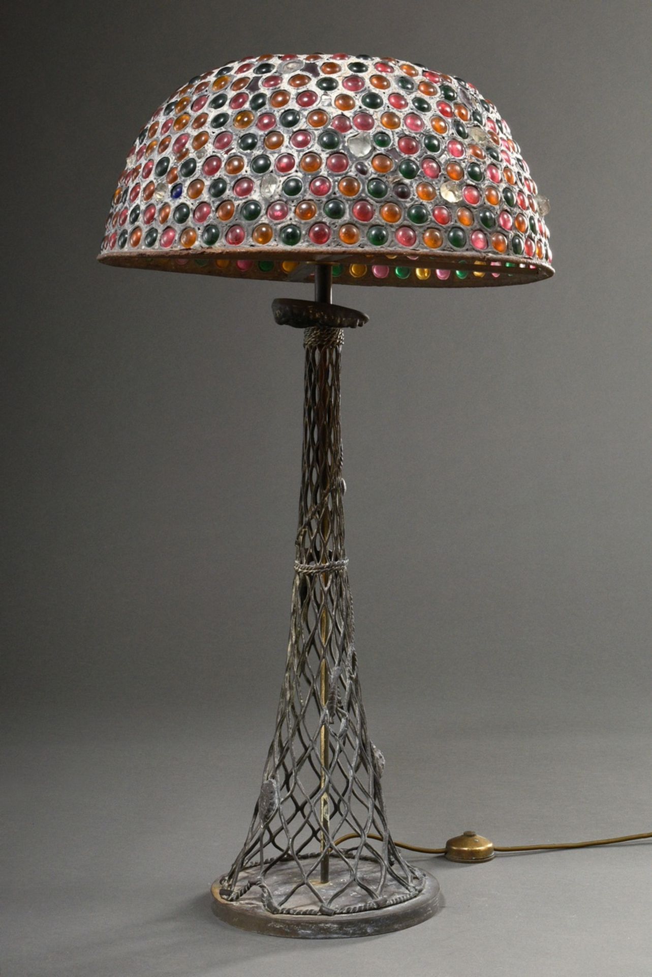 Große Lampe mit polychromer Steinschlag Kuppel und durchbrochenem  "Fischernetz" Fuß mit plastische