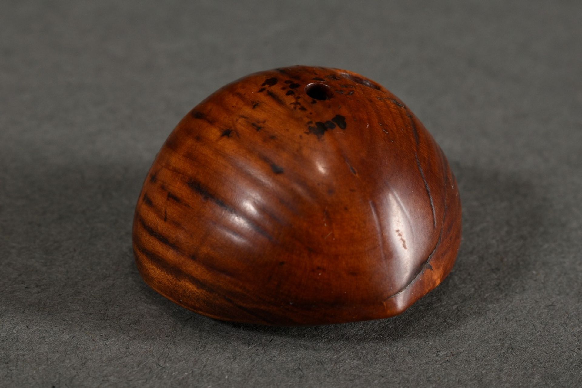 Boxwood netsuke "Chestnut", base with signature in Ukibori sign. Tadatoshi, beautiful patina of use - Image 4 of 7