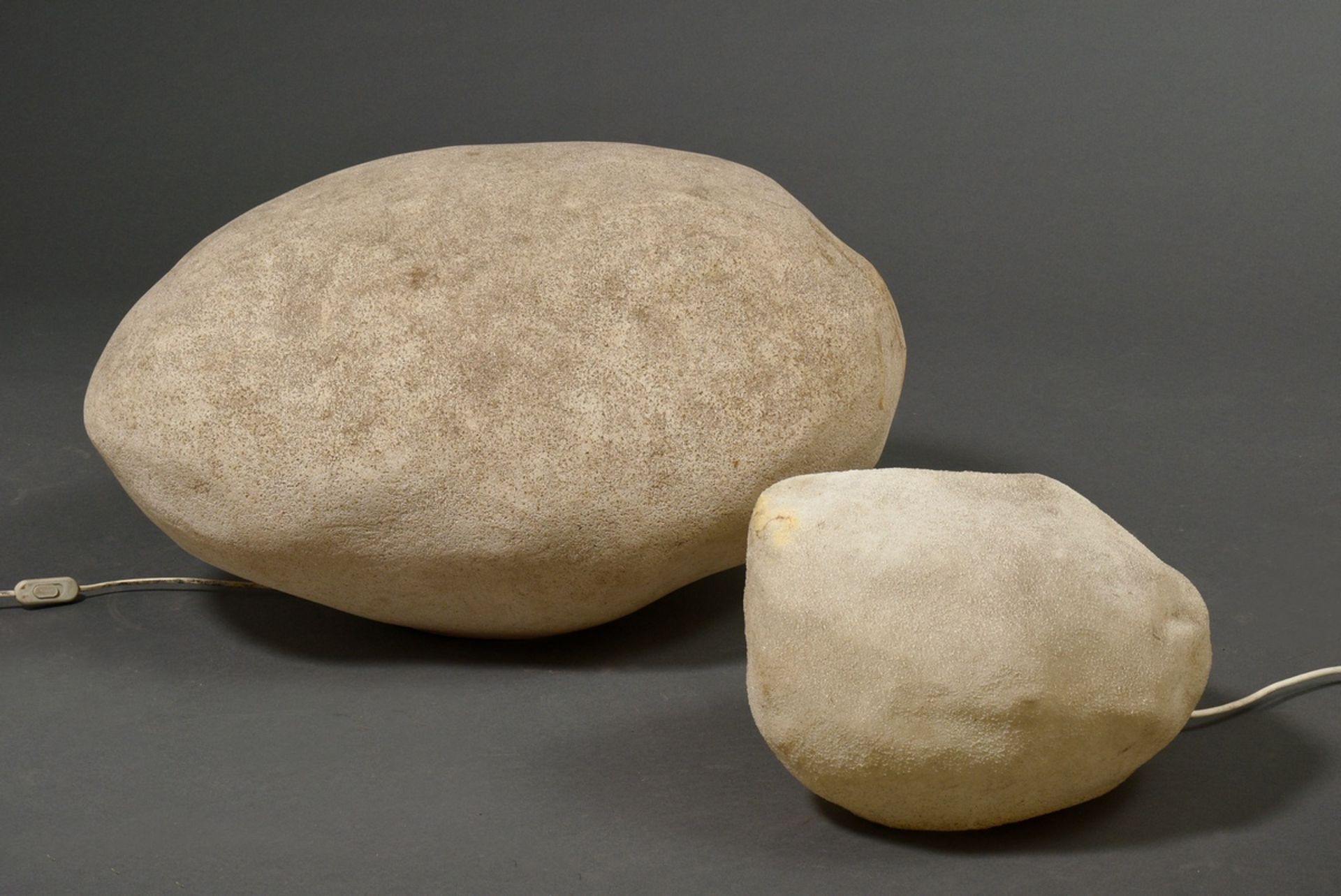 2 Diverse Kunststoff Leuchtobjekte in naturalistischer Stein Form, ca. 25x26x32cm und 42x70x50cm, 1