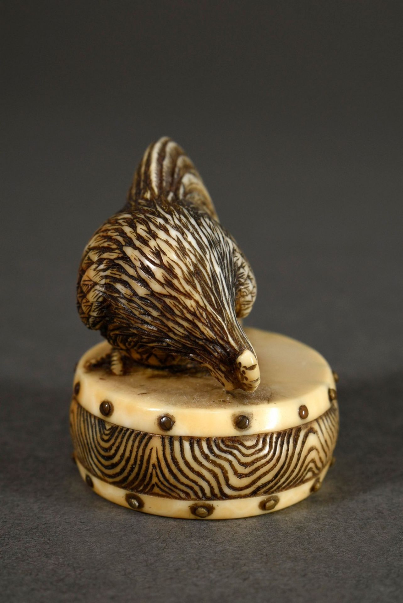 Ivory netsuke "cock on drum" with drum buttons of black horn, beautiful patina of use, around 1850, - Image 3 of 6