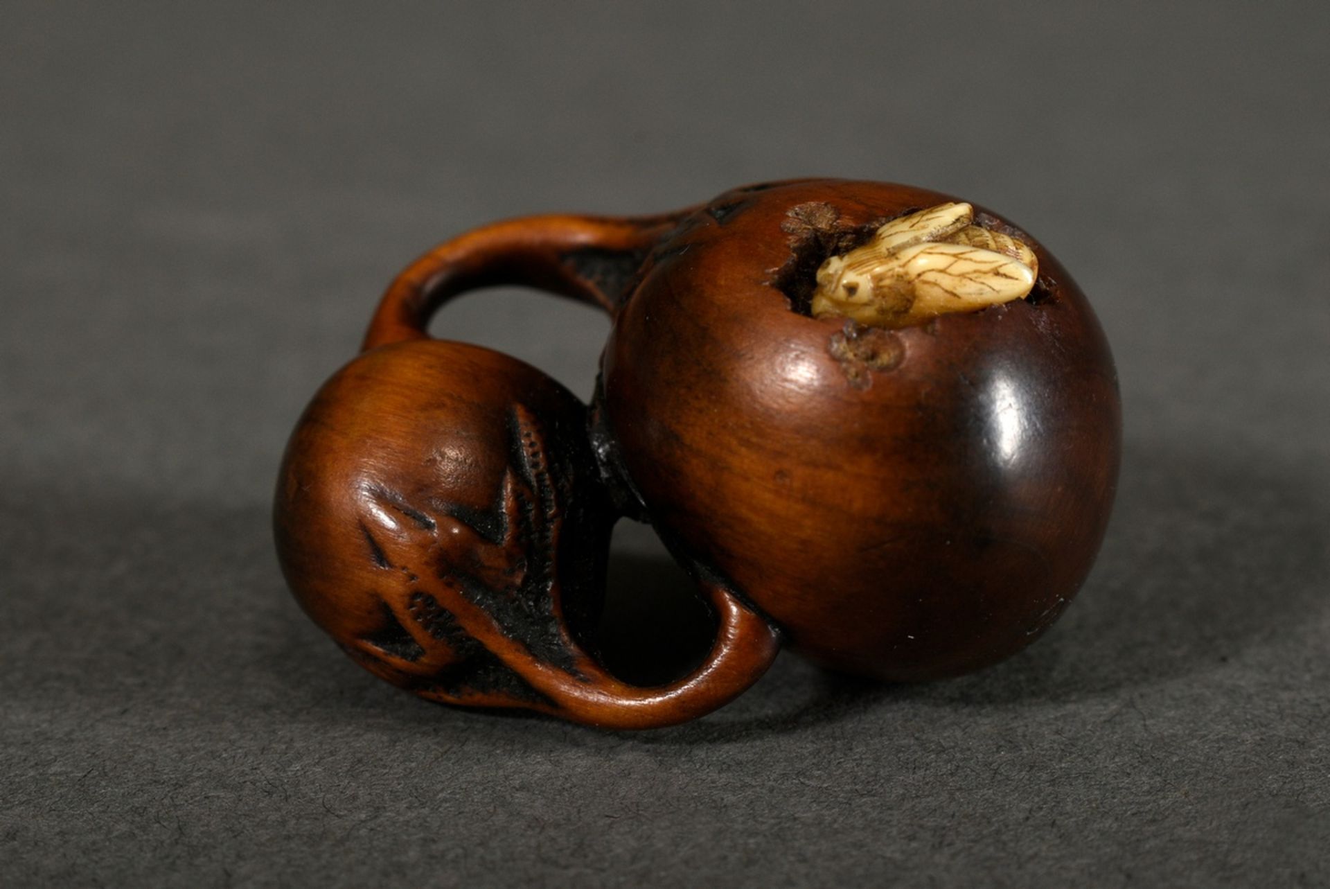 Boxwood netsuke "Small and large aubergine", with a wasp made of staghorn worked into the large aub - Image 3 of 5