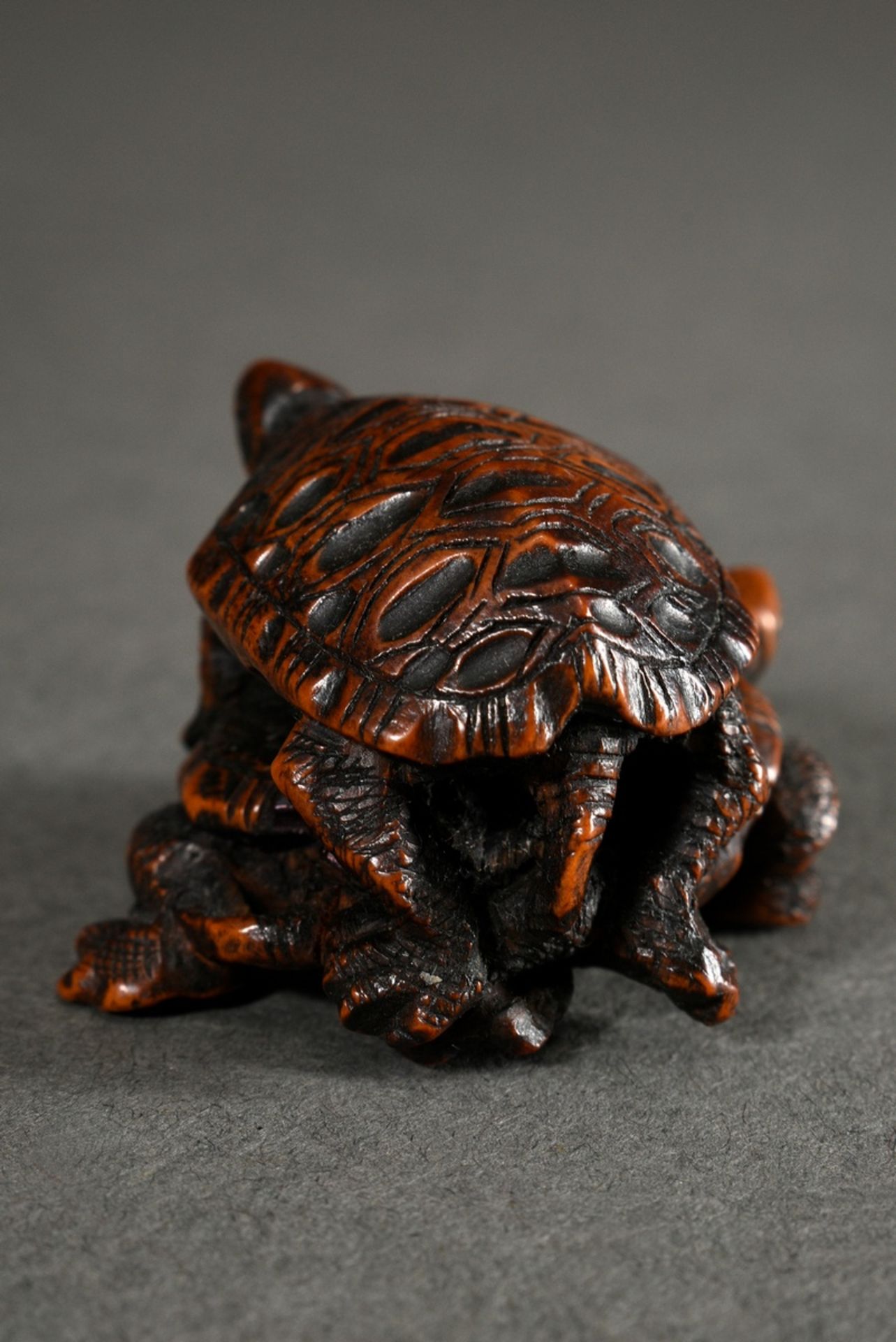 Boxwood netsuke "Two turtles standing on each other", finely carved details, strongly coloured, sig - Image 3 of 5
