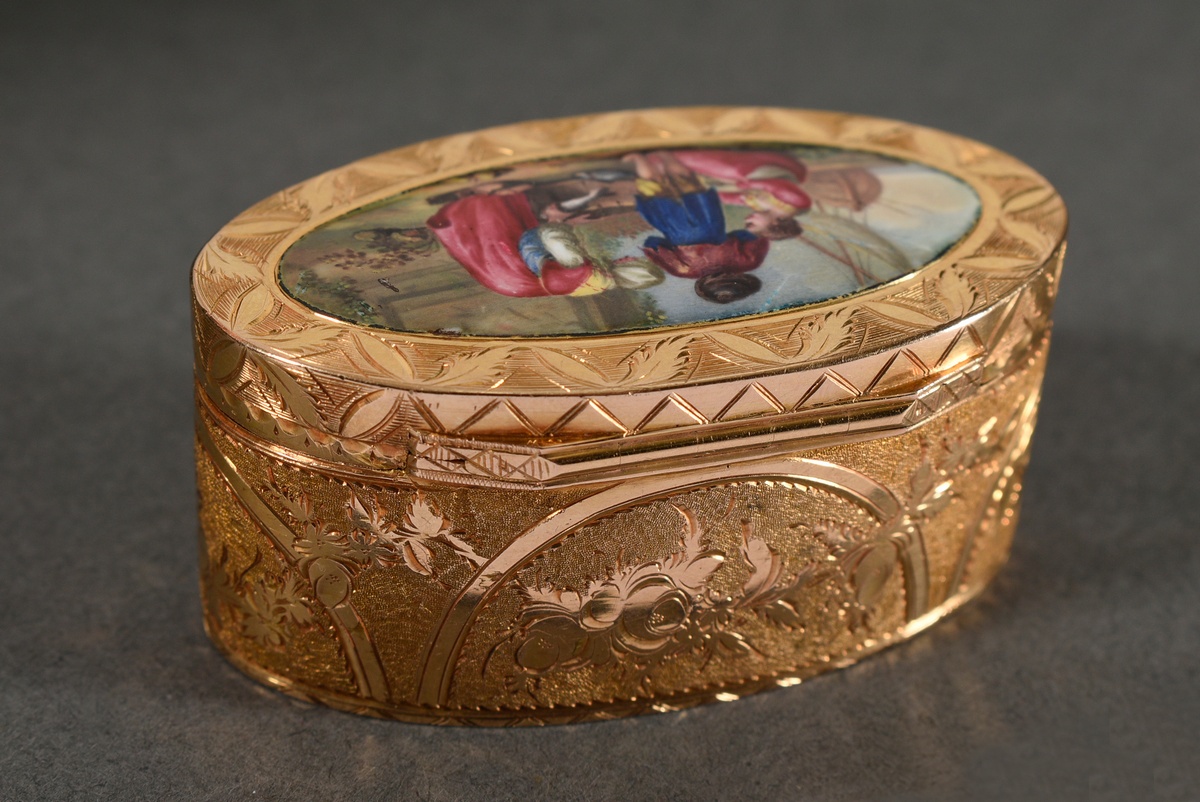 Small oval snuff box with flawless enamel painting "Fishermen's Scene" on the lid, all sides floral - Image 2 of 8