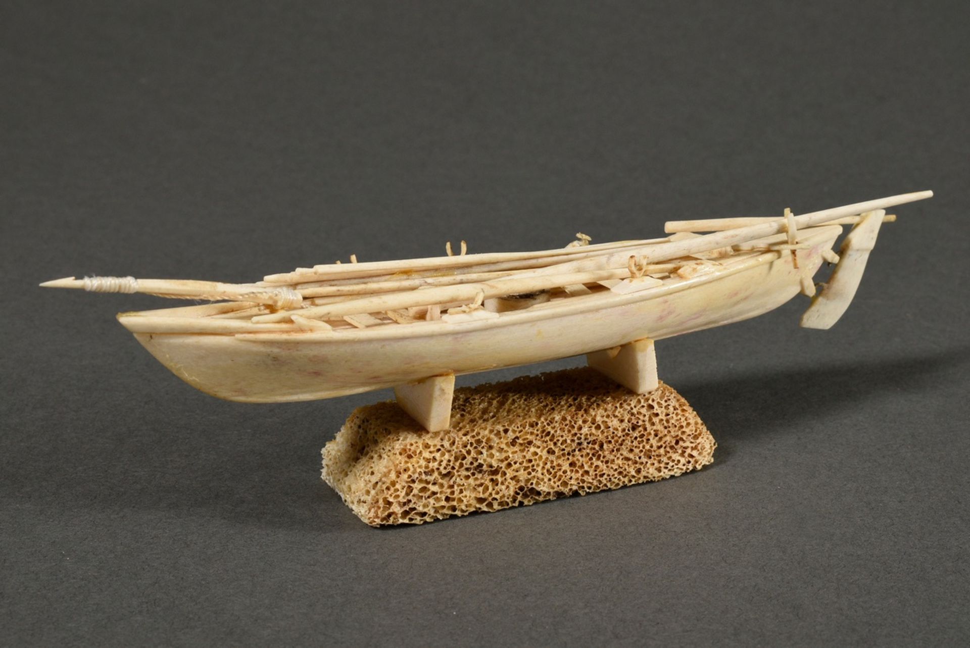 Scrimshaw "Whaling Boat", carved whale tooth, bone and thread, on base, parts partly glued, 19th c. - Image 4 of 6