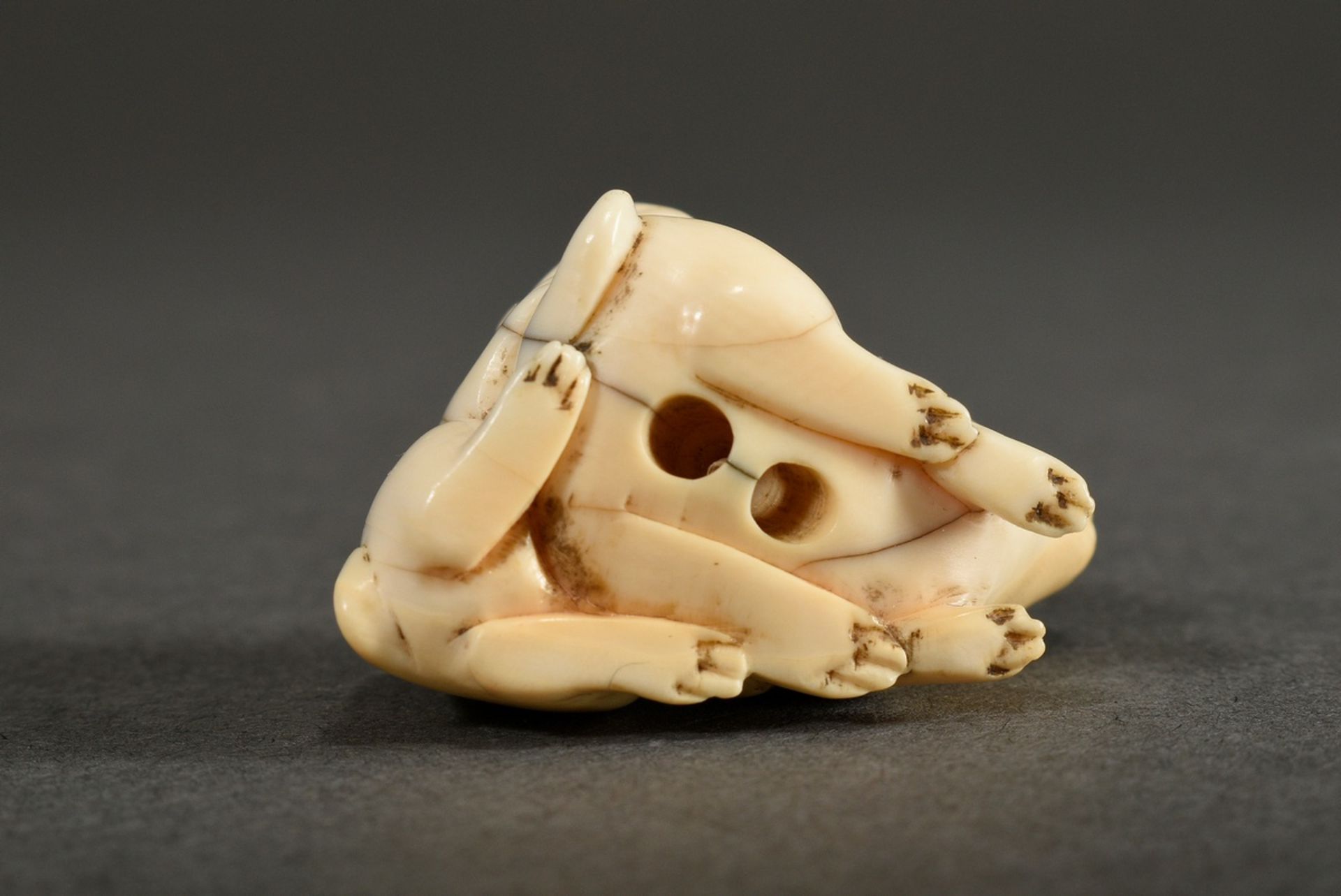 Ivory netsuke "Two puppies" with inlaid horn eyes (1 missing), Japan circa 1900, h. 2cm, cracks, ni - Image 5 of 6